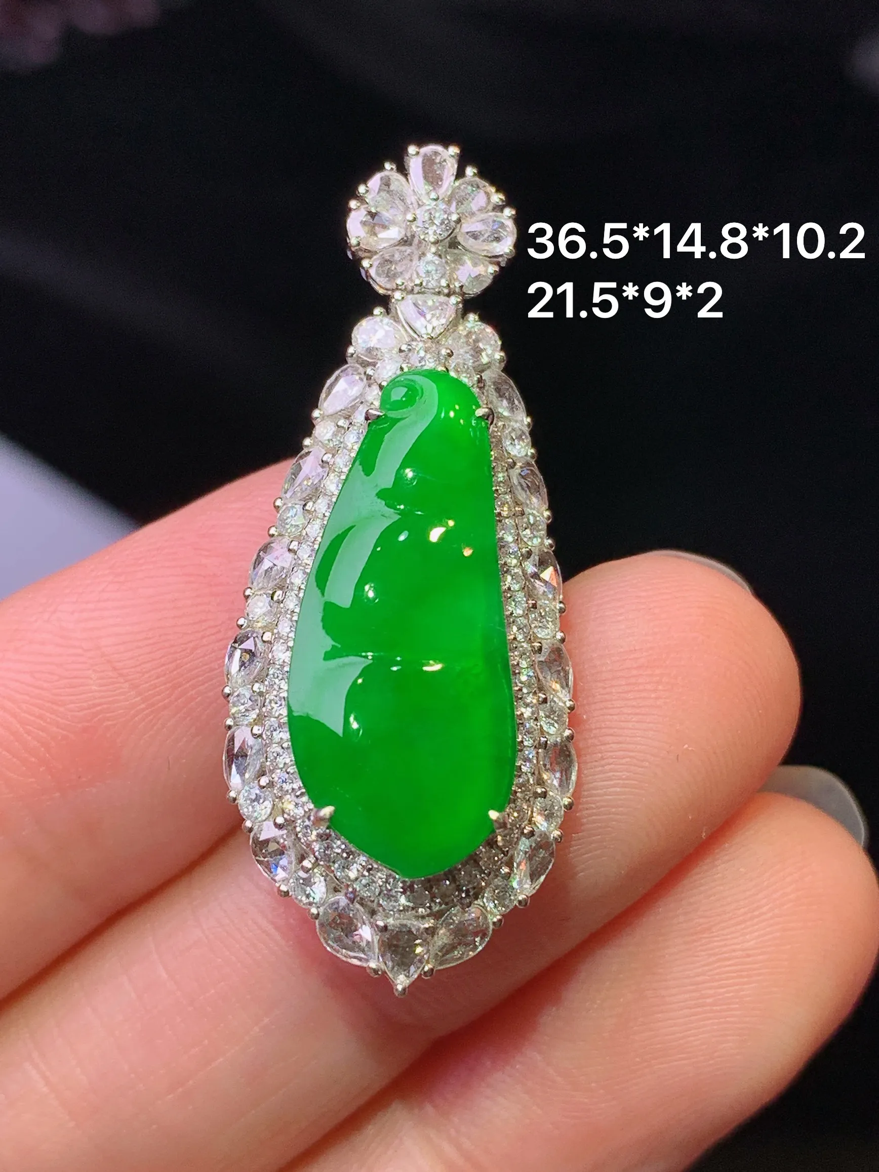 18k金钻镶嵌满绿四季豆吊坠 玉质细腻 色泽清新艳丽 整体尺寸36.5*14.8*10.2