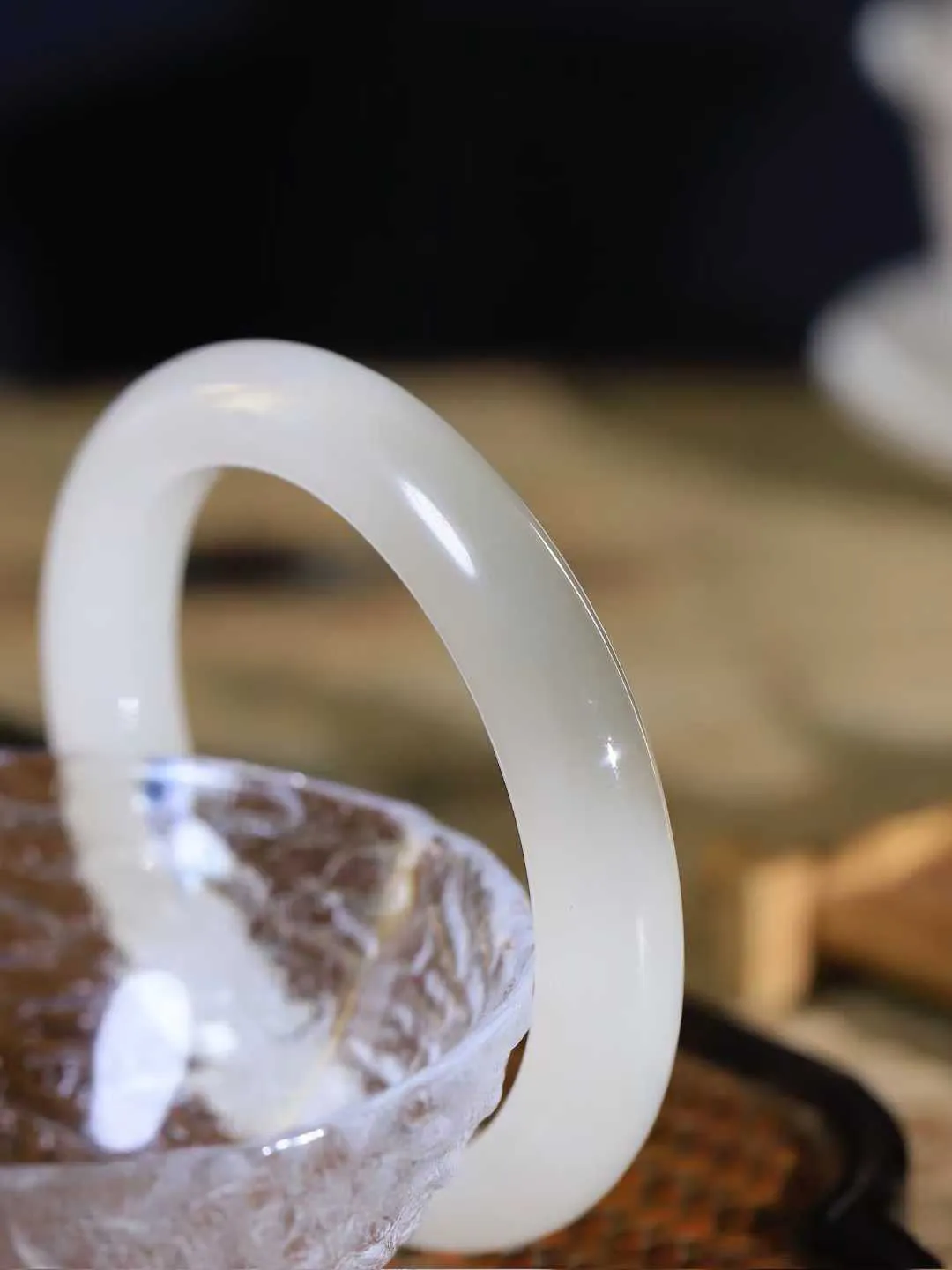 【花样年华·手镯】

精品和田玉白玉烟灰双色手镯，质地油润细腻，色泽高贵典雅，镯型古朴典雅。在诗情画意的雨巷相遇，你是我腕间的一抹风情，有你眸有深情，清风荡漾湖间静水，我愿俯身低眉，在烟波涟漪处，寻你深情倩影。内径60.5mm尺寸12-10.7mm 重66克fDA-781271924