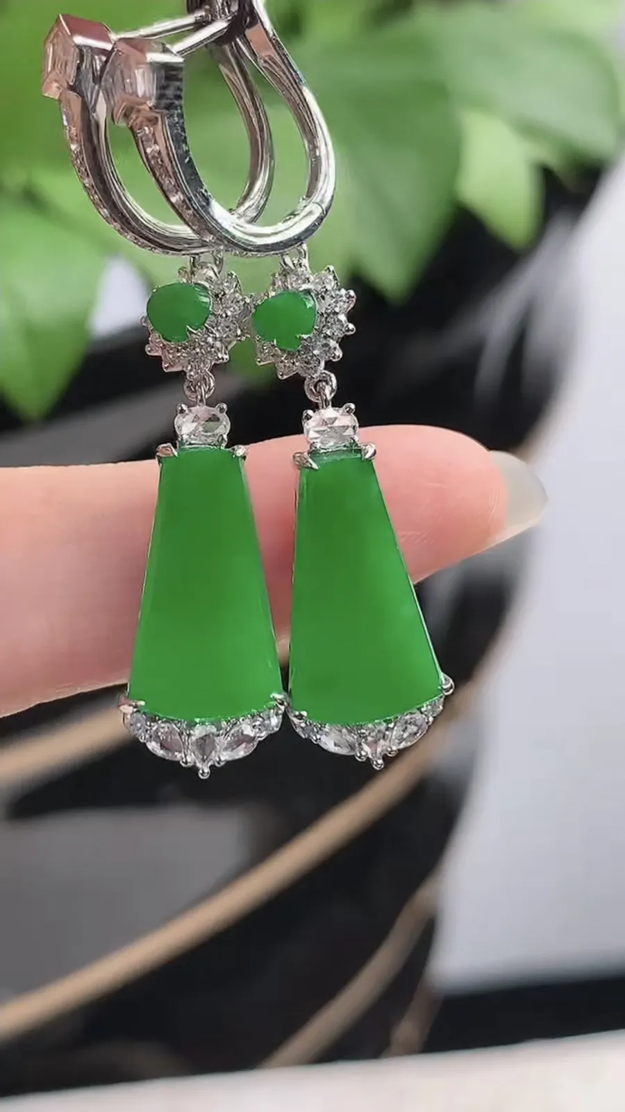 a货翡翠冰种18K金伴钻镶嵌阳绿无事牌耳坠 尺寸14.4×8×4mm 重量5.46g 1216