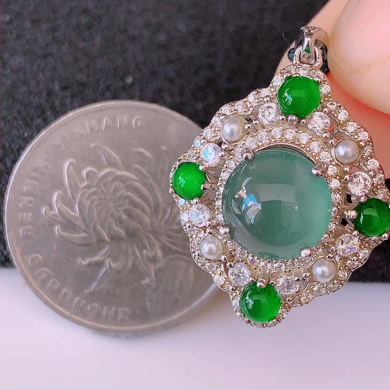 冰透满绿翡翠925银镶嵌吊坠，自然光实拍，翠色灵动，颜色漂亮，种老水足，品相佳，佩戴佳品！#97.16整体29.5*20*9.6 裸石9.2*9.2