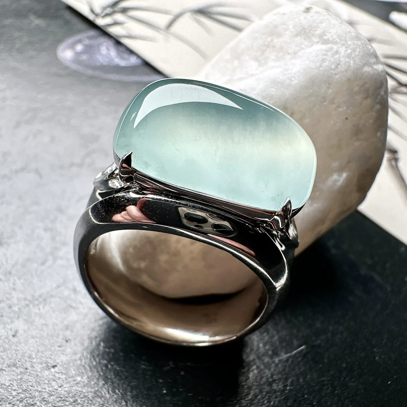 【冰种天空蓝随形戒指】种地上乘，冰感十足，通透起光，饱满圆润，18k金钻镶嵌，裸石尺寸13.7*12.1*8.5毫米。