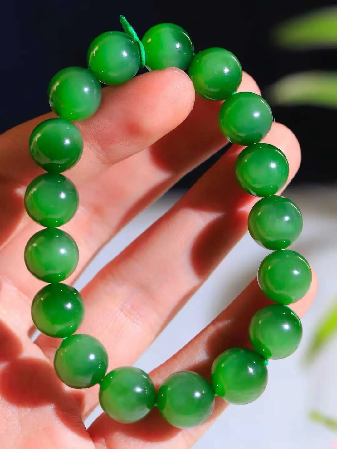 【珠圆玉润.手串】

收藏级和田玉碧玉猫眼珠圆玉润手串 玉质温润细腻  整串打磨圆润，佩戴舒适。珠珠落玉盘，间关莺语花底滑，一生美好时光，无论身在何处，都有它相伴相守。事事顺遂，幸福美满，吉祥如意。重47.7克 尺寸取一12mm  FDA-221251933