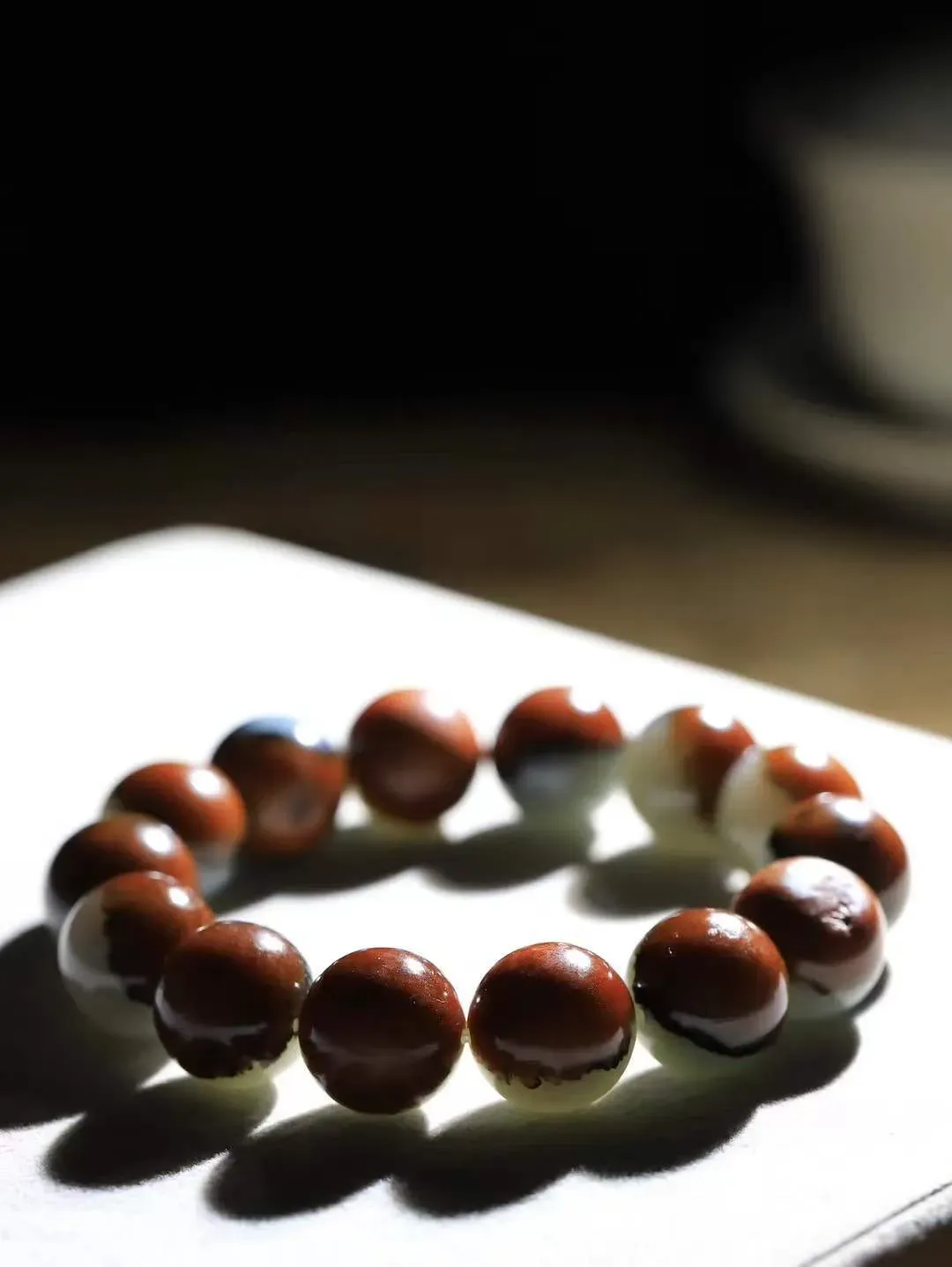 【珠圆玉润.手串】

精品️和田玉三色珠圆玉润手串 玉质温润细腻  整串打磨圆润，佩戴舒适。珠珠落玉盘，间关莺语花底滑，一生美好时光，无论身在何处，都有它相伴相守。事事顺遂，幸福美满，吉祥如意。重86.58克 尺寸取一16mm  FDL-791202068