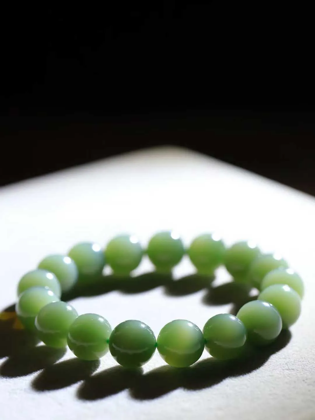 【珠圆玉润.手串】

收藏级和田玉碧玉猫眼珠圆玉润手串 玉质温润细腻  整串打磨圆润，佩戴舒适。珠珠落玉盘，间关莺语花底滑，一生美好时光，无论身在何处，都有它相伴相守。事事顺遂，幸福美满，吉祥如意。重47克 尺寸取一12mm  FDA-221251933