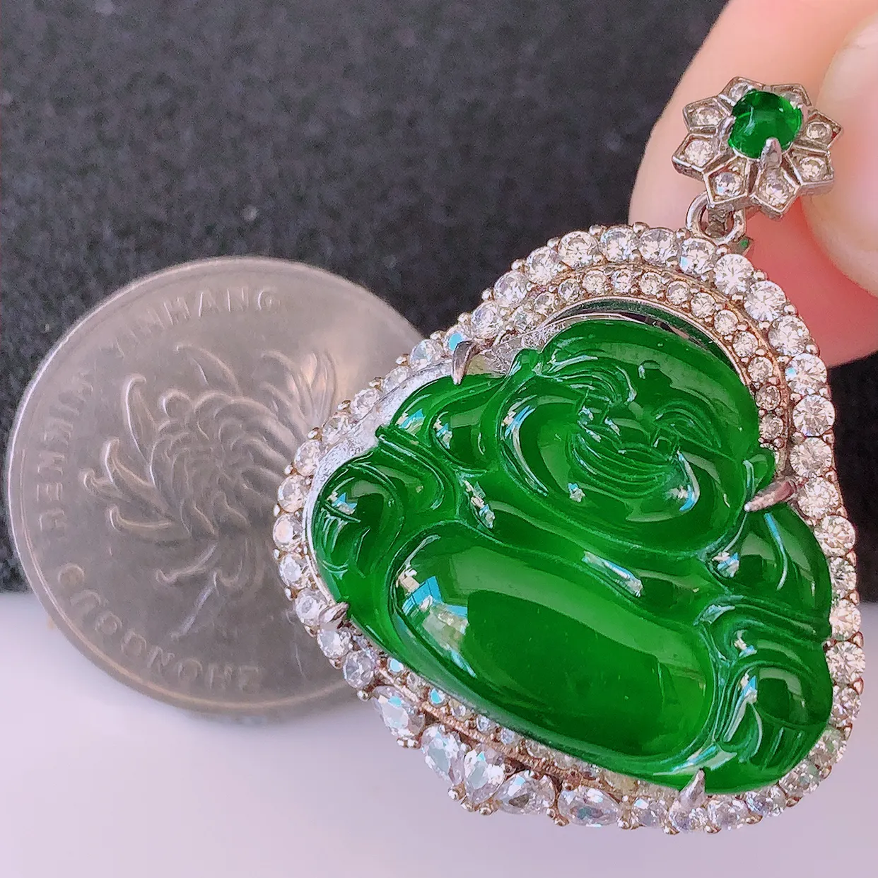 冰透满绿翡翠925银镶嵌佛公吊坠，自然光实拍，翠色灵动，颜色漂亮，种老水足，品相佳，佩戴佳品！#97.16整体34.5*27.5*10裸石24.2* 18.5