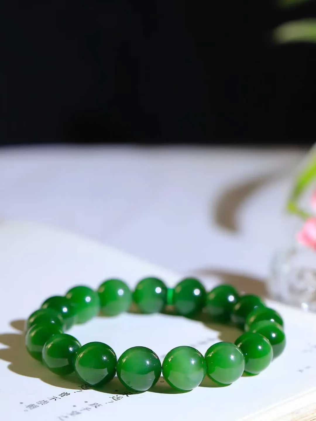 【珠圆玉润.手串】

收藏级和田玉碧玉猫眼珠圆玉润手串 玉质温润细腻  整串打磨圆润，佩戴舒适。珠