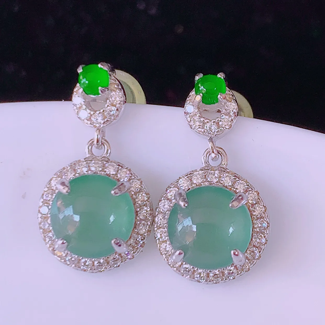 冰透满绿翡翠925银镶嵌耳坠，自然光实拍，翠色灵动，颜色漂亮，种老水足，品相佳，佩戴佳品！#97.18整体16*9.2*5裸石 6.5*6.5