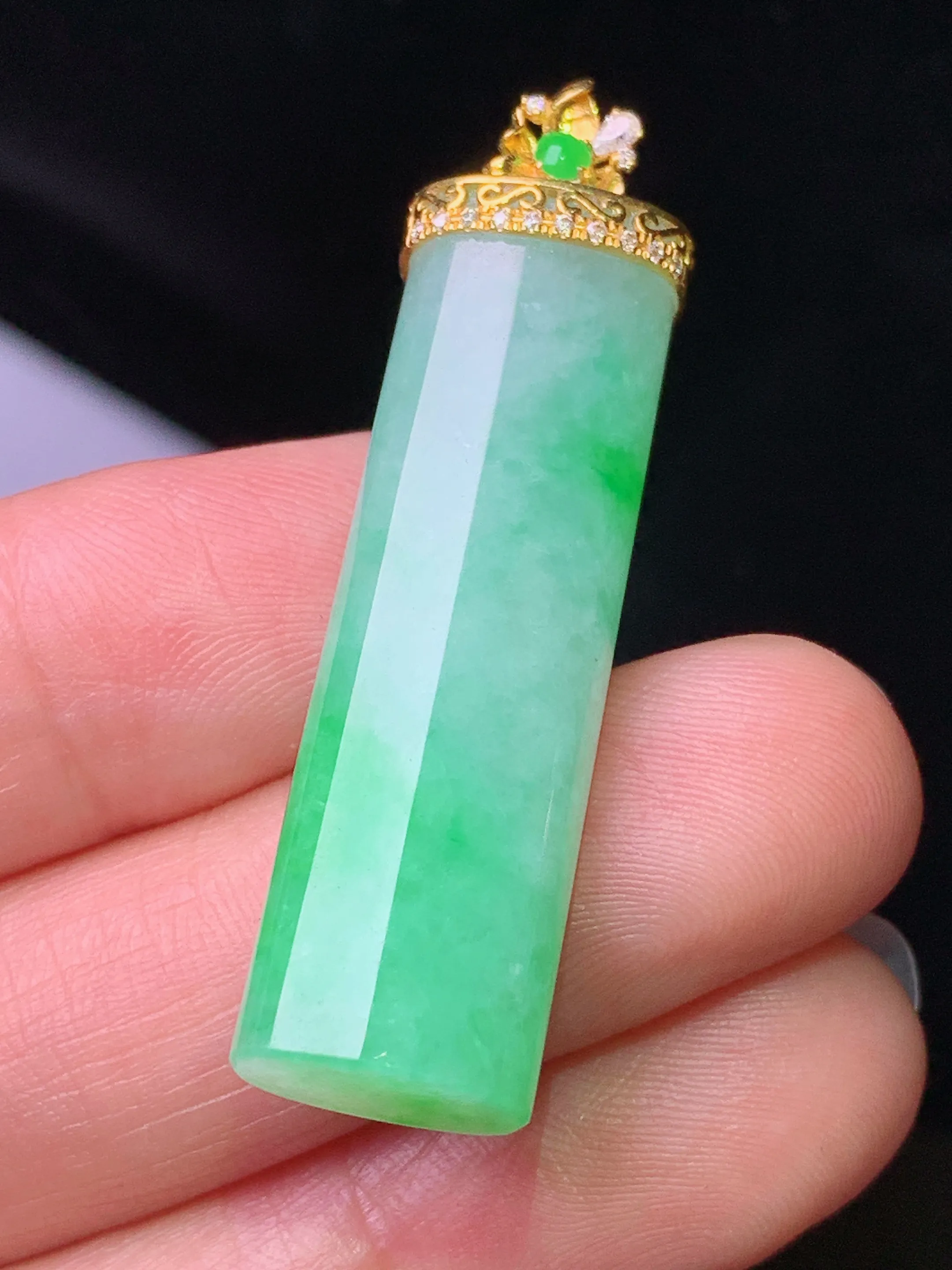 18k金钻镶嵌翠绿玉柱吊坠 玉质细腻 色泽清新艳丽 整体尺寸43.2*11*7.2