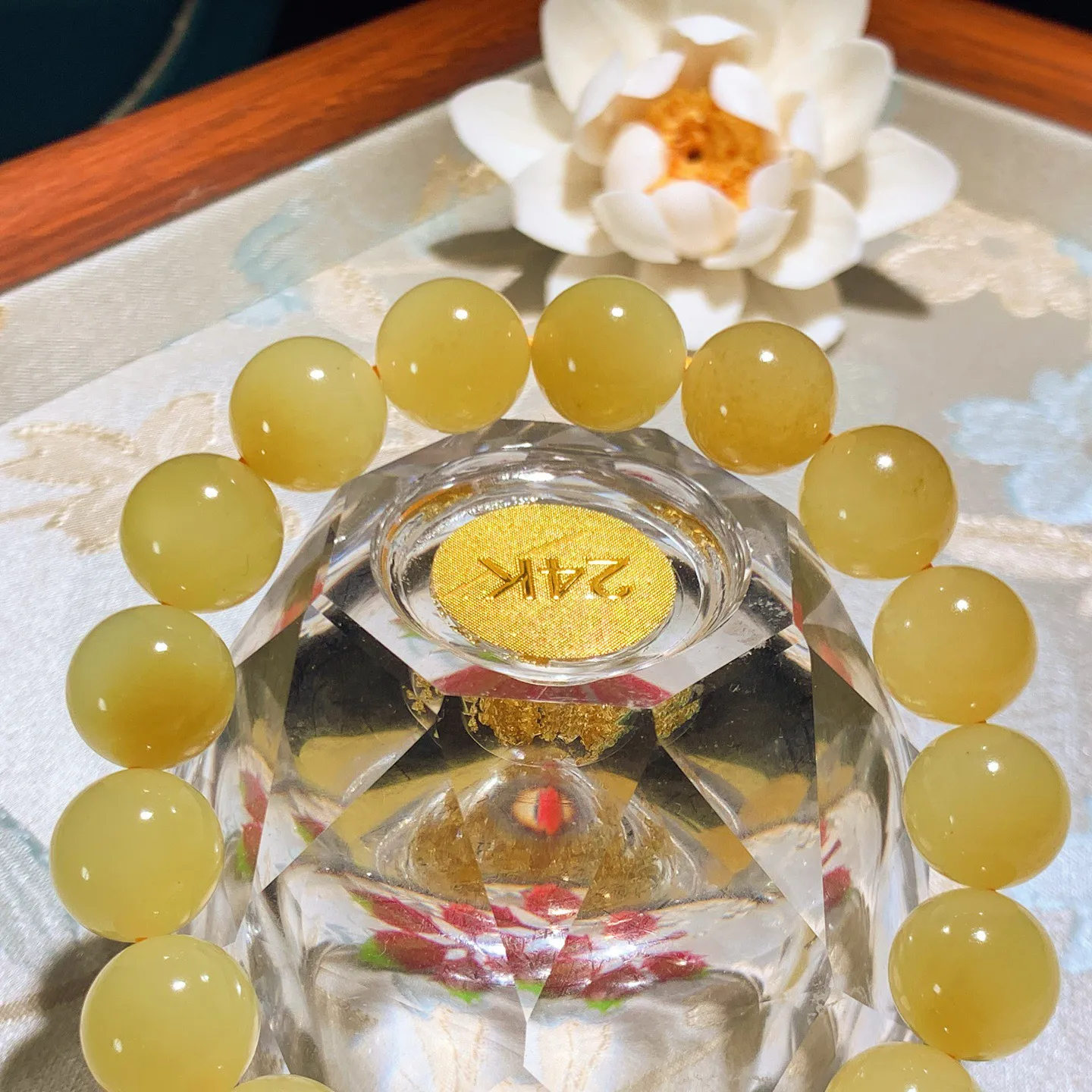 新疆和田玉若羌黄口料飘糖手串。单颗尺寸12重47.5克。玉质细腻油润。手推出油。品相大气。lt251