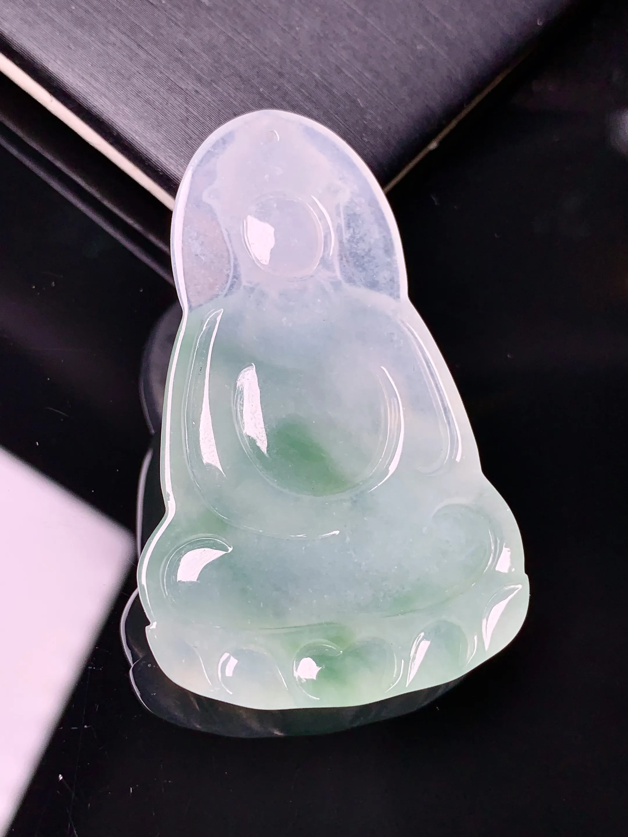 飘绿观音菩萨吊坠 玉质细腻 色泽清新艳丽 整体尺寸46.5*29.6*5.8