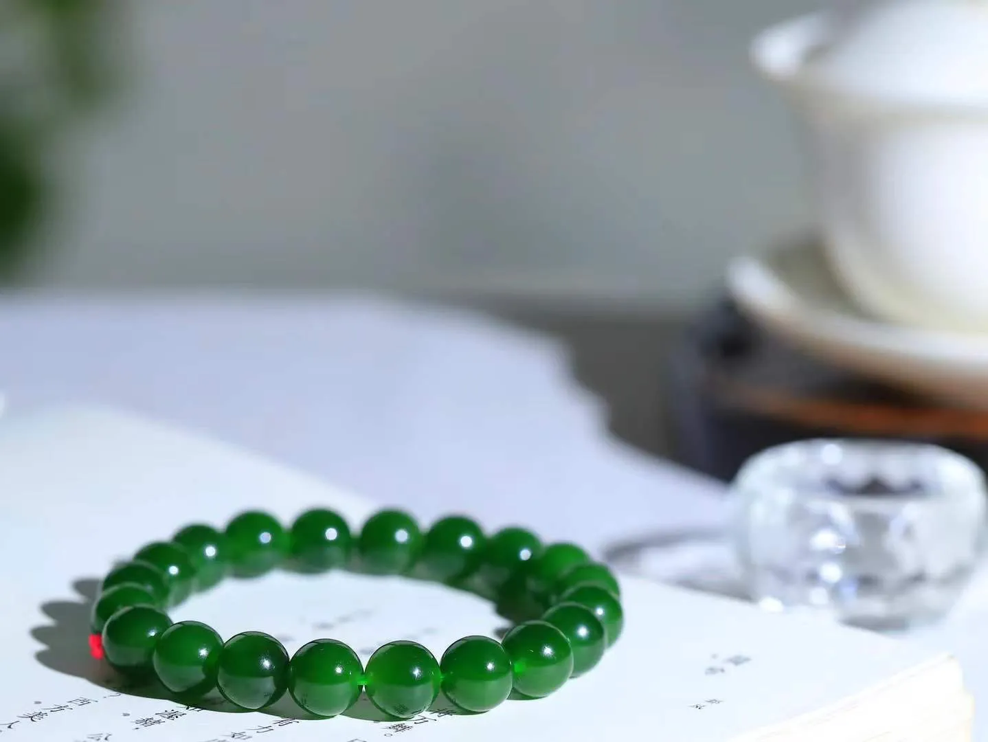 【珠圆玉润.手串】

精品和田玉碧玉珠圆玉润手串 玉质温润细腻  整串打磨圆润，佩戴舒适。珠珠落玉