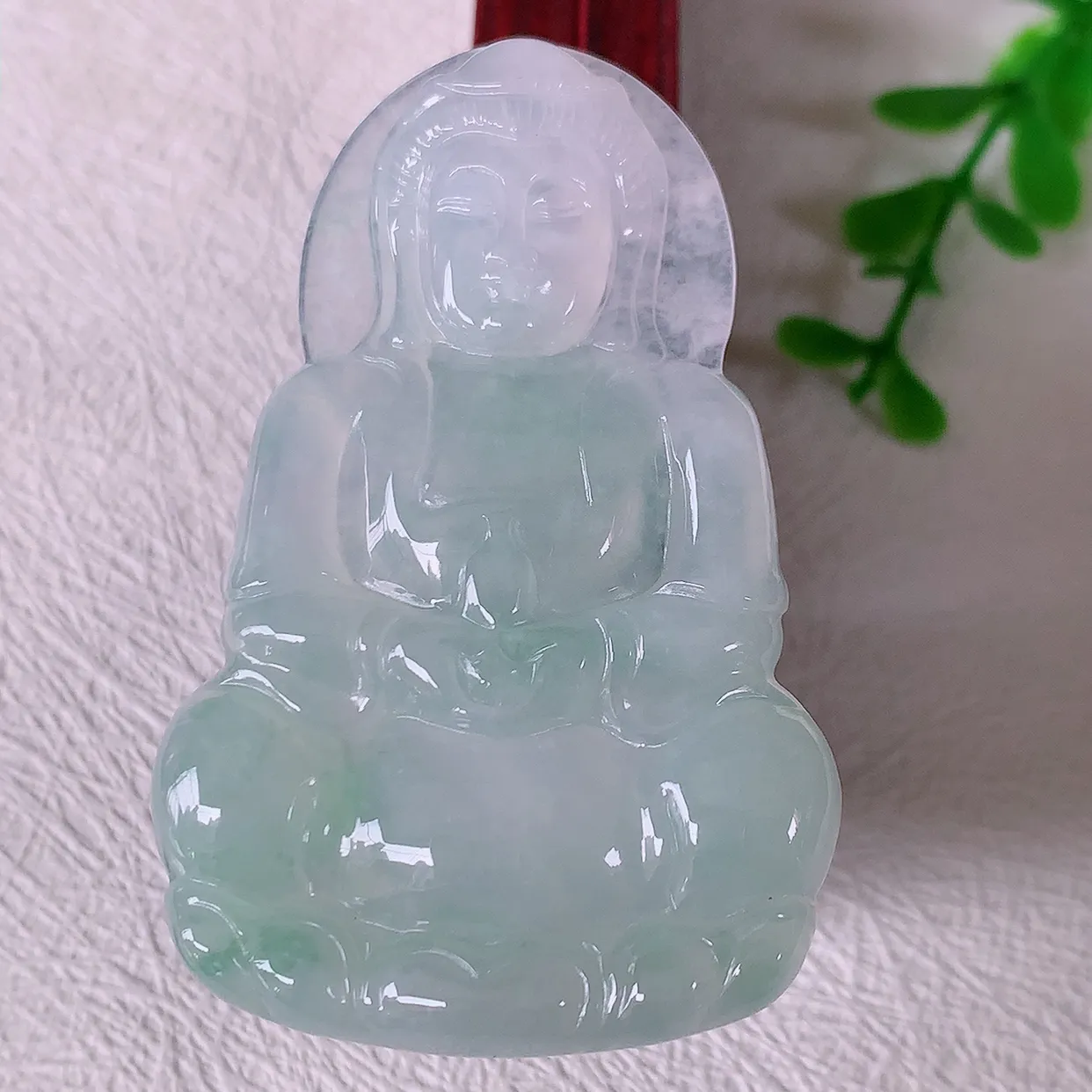 自然光实拍，冰种飘花翡翠观音菩萨吊坠，赐福观音，玉润通透，慈祥端庄！#46.18