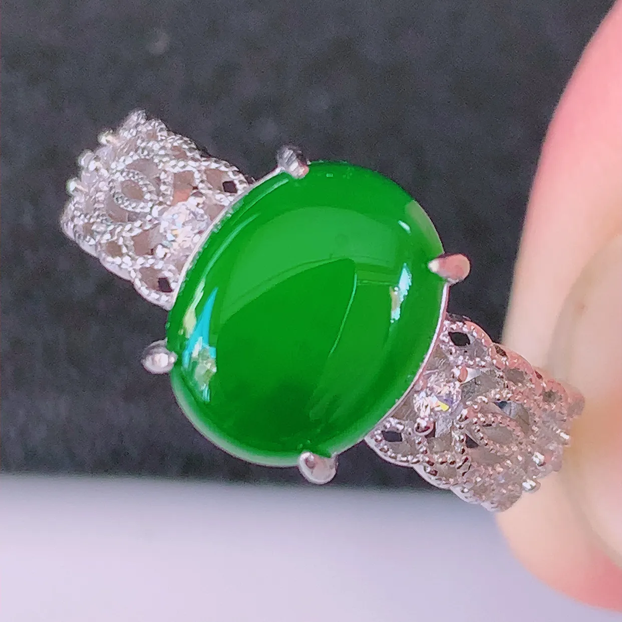 冰透满绿翡翠925银镶嵌戒指，自然光实拍，翠色灵动，颜色漂亮，种老水足，品相佳，佩戴佳品！#97.16（圈口可调大小）整体22.5-17.2-5 裸石10*7.5