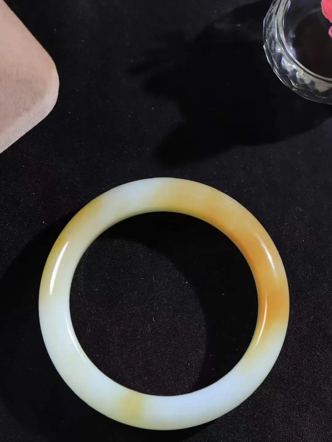 【暖玉生香·手镯】

收藏级和田玉糖白玉手镯，质地油润细腻，色泽高贵典雅，镯型古朴典雅。在诗情画意的雨巷相遇，你是我腕间的一抹风情，有你眸有深情，清风荡漾湖间静水，我愿俯身低眉，在烟波涟漪处，寻你深情倩影。内径51.5mm尺寸12.8-9mm重50克  691201958A