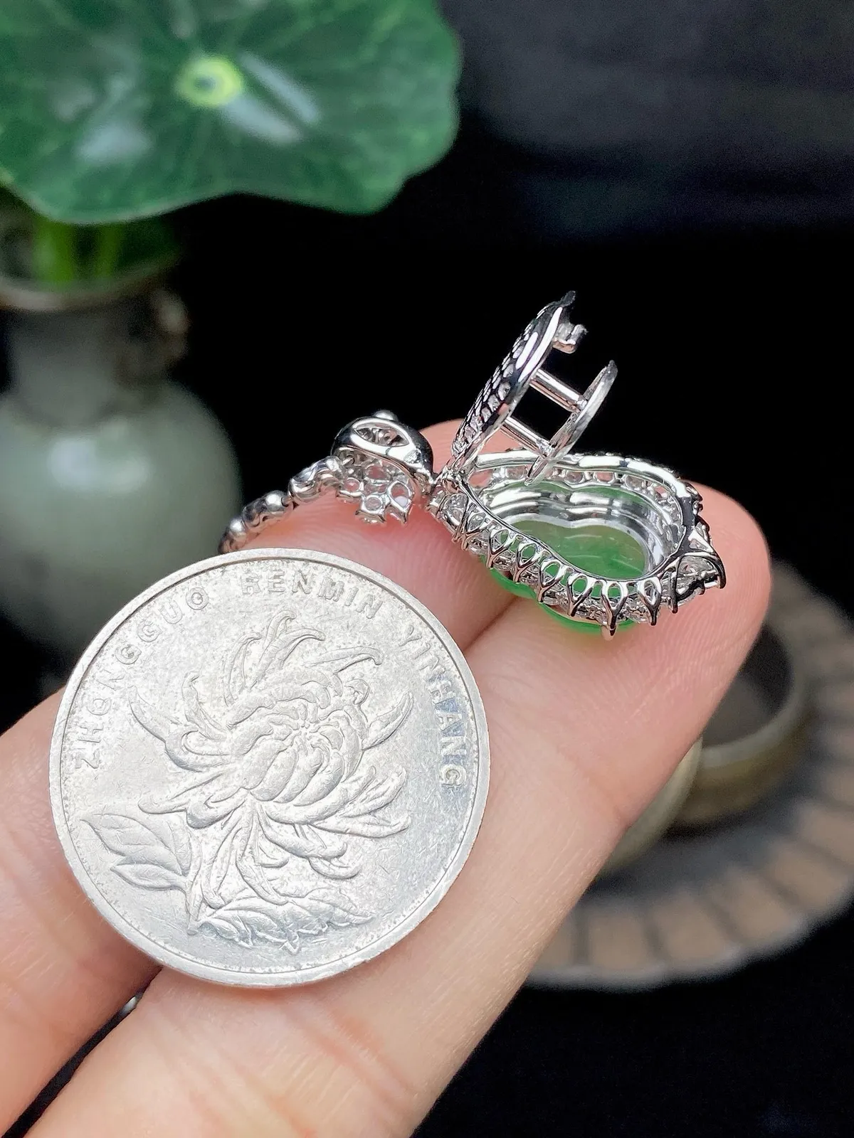 【冰种满绿葫芦吊坠】种水色俱全，冰透闪亮，通透感饱满度很好，18k金钻豪华镶嵌，裸石尺寸12.5*9.7*4.1毫米