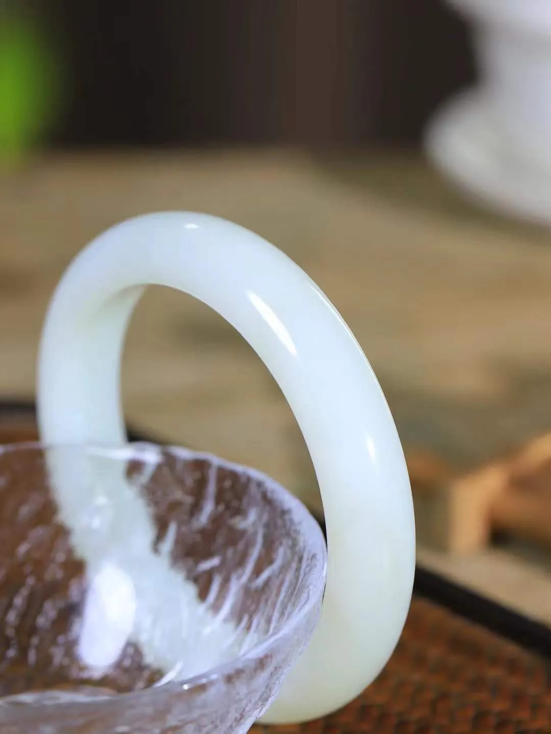 【花样年华·手镯】

精品和田玉白玉手镯，质地油润细腻，色泽高贵典雅，镯型古朴典雅。在诗情画意的雨巷相遇，你是我腕间的一抹风情，有你眸有深情，清风荡漾湖间静水，我愿俯身低眉，在烟波涟漪处，寻你深情倩影。内径61.5mm尺寸13.7-10.3mm 重77.3克fDA-781271024