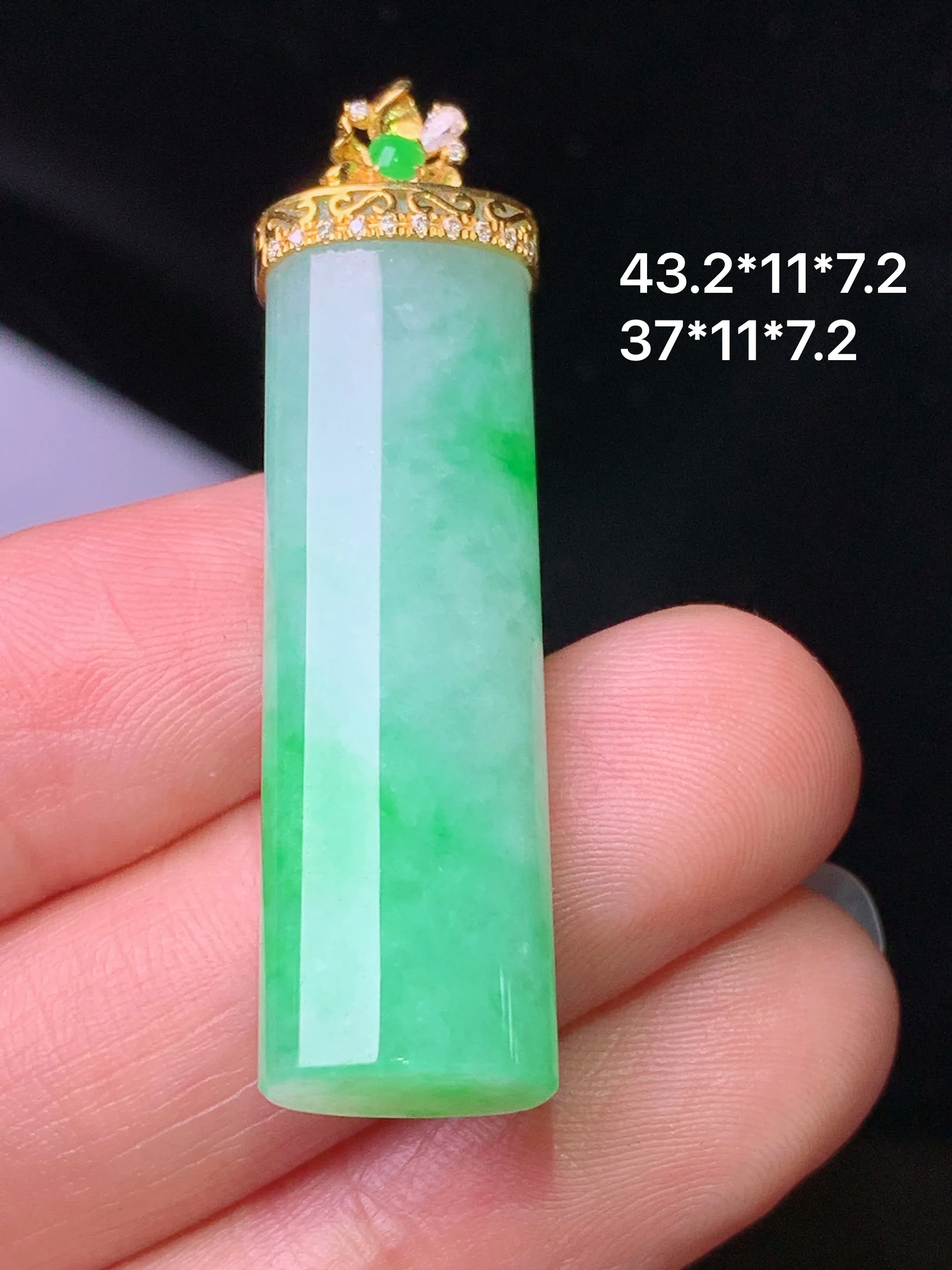18k金钻镶嵌翠绿玉柱吊坠 玉质细腻 色泽清新艳丽 整体尺寸43.2*11*7.2