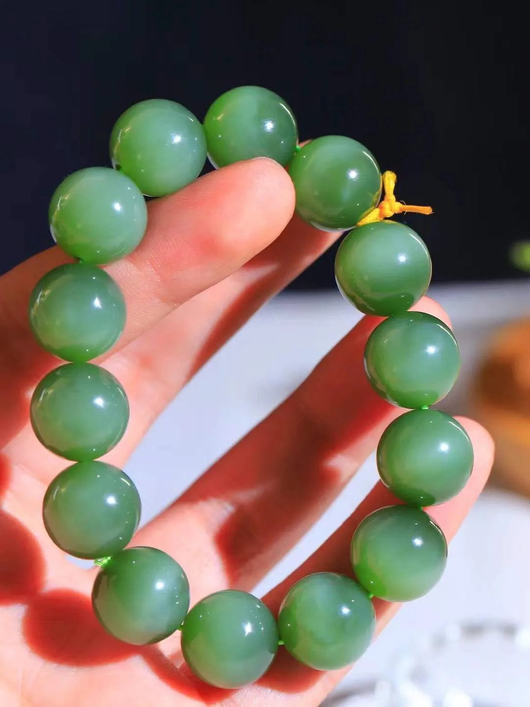 【珠圆玉润.手串】

收藏级和田玉碧玉猫眼珠圆玉润手串 玉质温润细腻  整串打磨圆润，佩戴舒适。珠珠落玉盘，间关莺语花底滑，一生美好时光，无论身在何处，都有它相伴相守。事事顺遂，幸福美满，吉祥如意。重74.7克 尺寸取一15mm  FDA-221251933