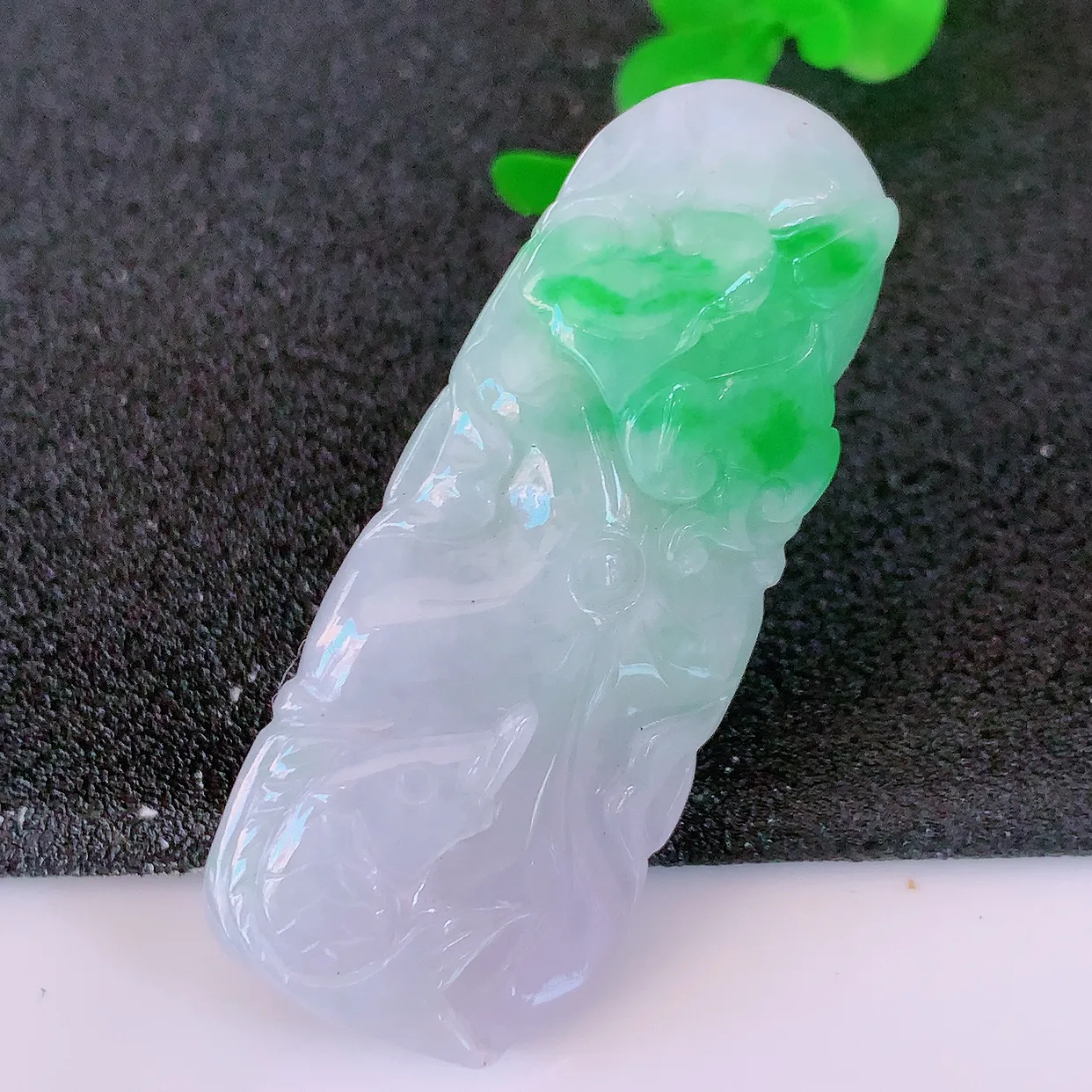 自然光实拍，冰润飘绿翡翠荷叶鱼、和和美美玉坠，财源广进，自然隐逸、 荷本是素不着尘之物，有和美之寓意。#46.16