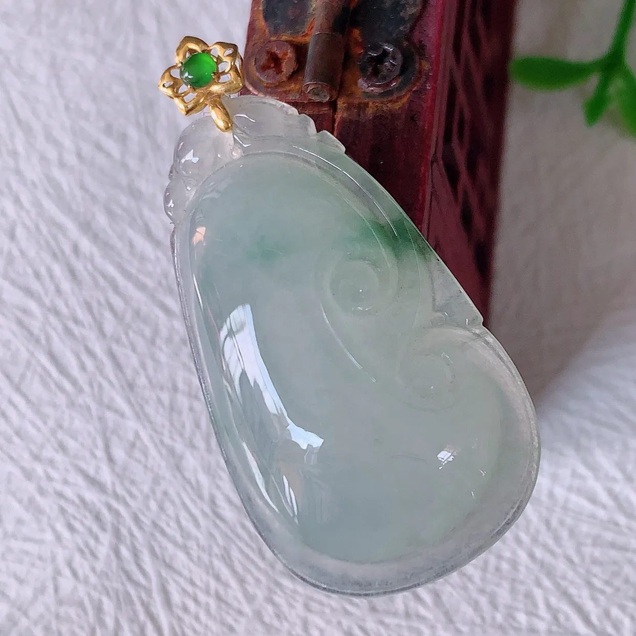 18K金镶嵌冰种飘花翡翠如意吊坠，简单的镶嵌设计、让玉坠百搭又精致，寓意着吉祥，事事如意！#12.1