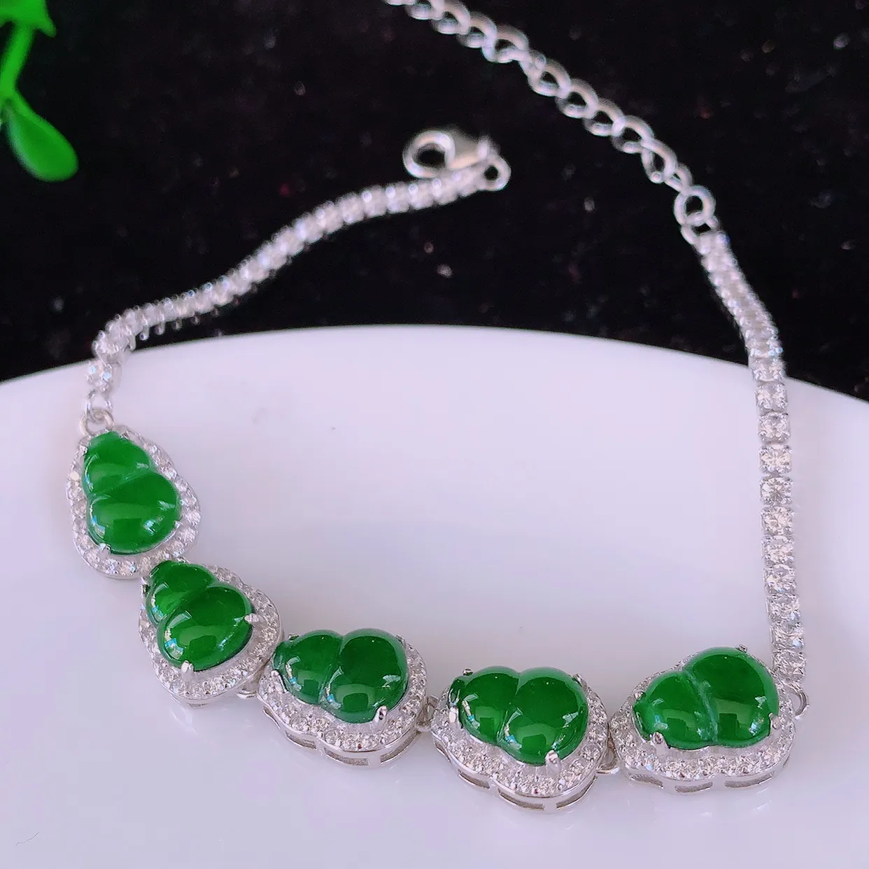 冰透满绿翡翠925银镶嵌葫芦手链，自然光实拍，翠色灵动，颜色漂亮，种老水足，品相佳，佩戴佳品！#97.16取一整体10.5-8.5*5.6 裸石8*6