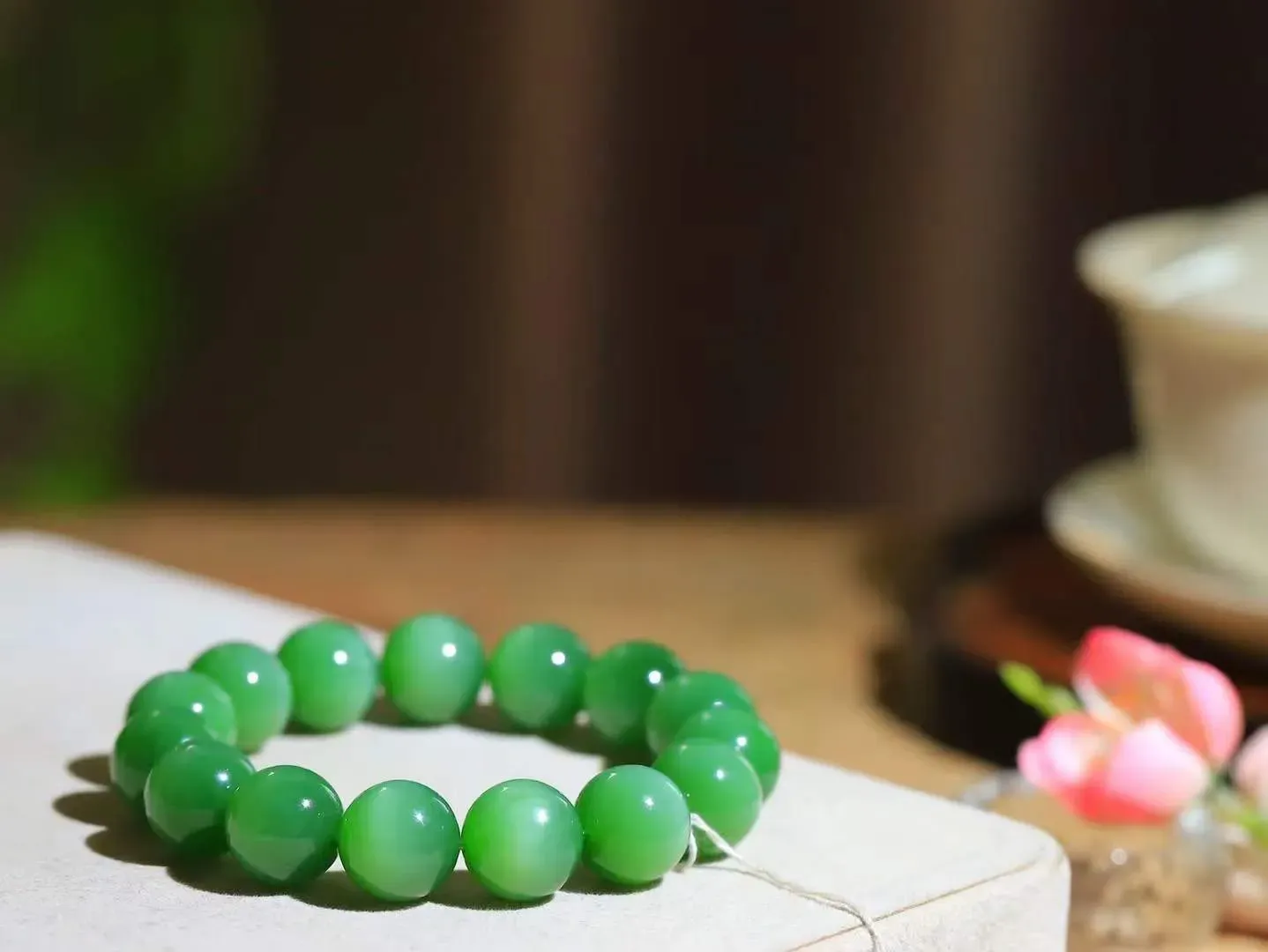 【珠圆玉润.手串】

收藏级臻品️和田玉碧玉猫眼珠圆玉润手串 玉质温润细腻  整串打磨圆润，佩戴舒