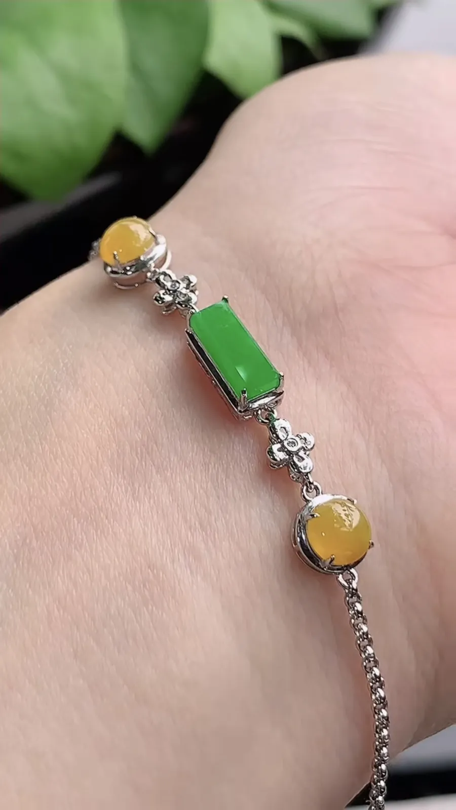 a货翡翠冰种18K金镶嵌黄翡蛋面阳绿无事牌手链 尺寸8.6×3.3×4.3mm 重量2.25g 1216