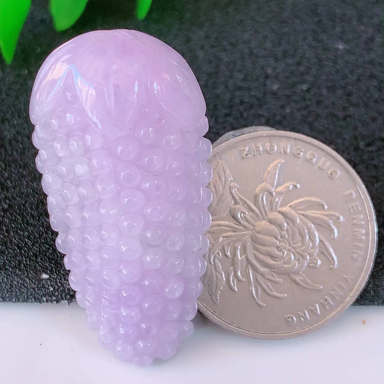 自然光实拍，多子多福葡萄紫罗兰翡翠吊坠，种老水足，雕工精湛 ，寓意美好， 佩戴时尚出众！#57.16