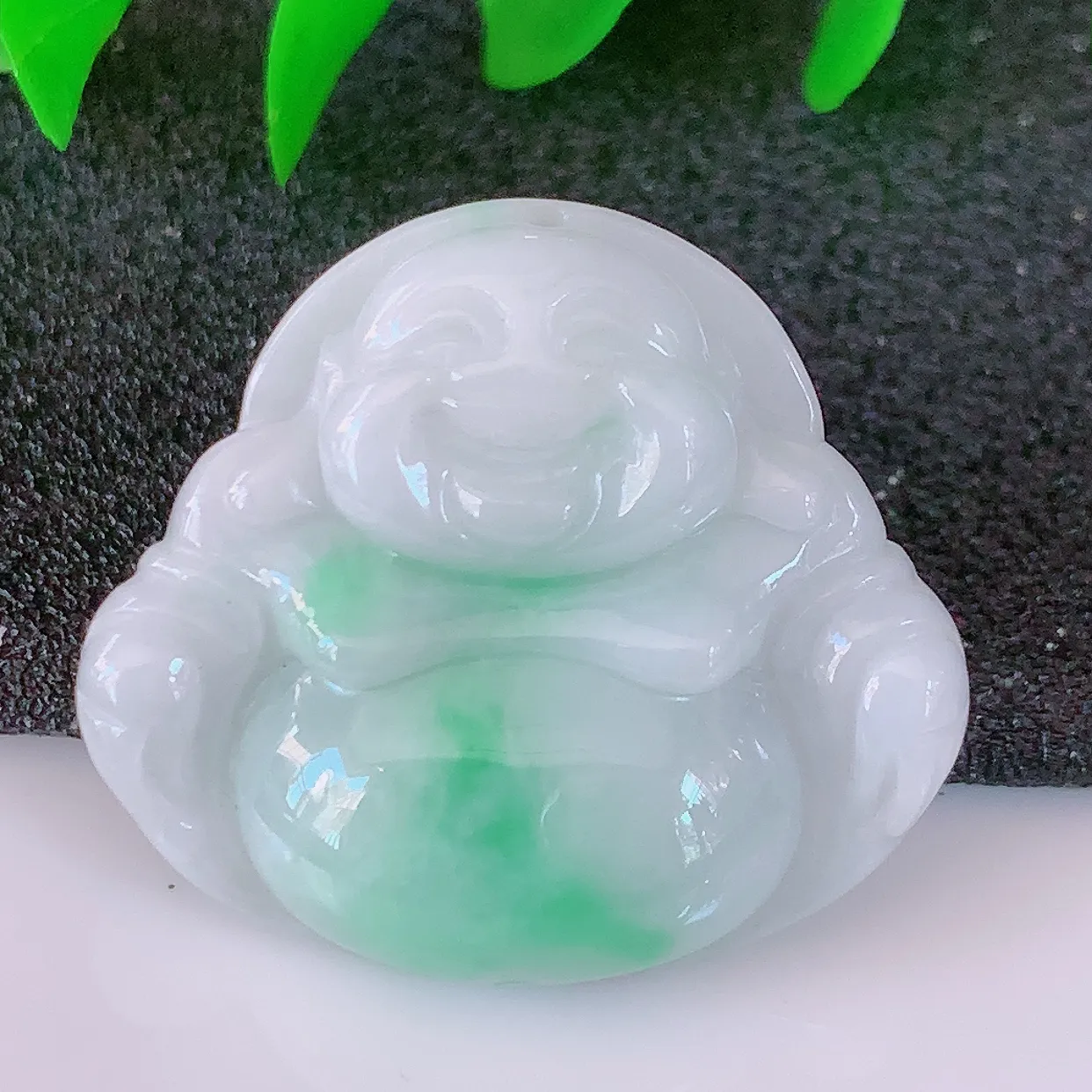 自然光实拍，冰润飘绿翡翠佛公吊坠，开心笑佛，种老水足，颜色漂亮，立体饱满圆润， 佩戴效果赞#57.16