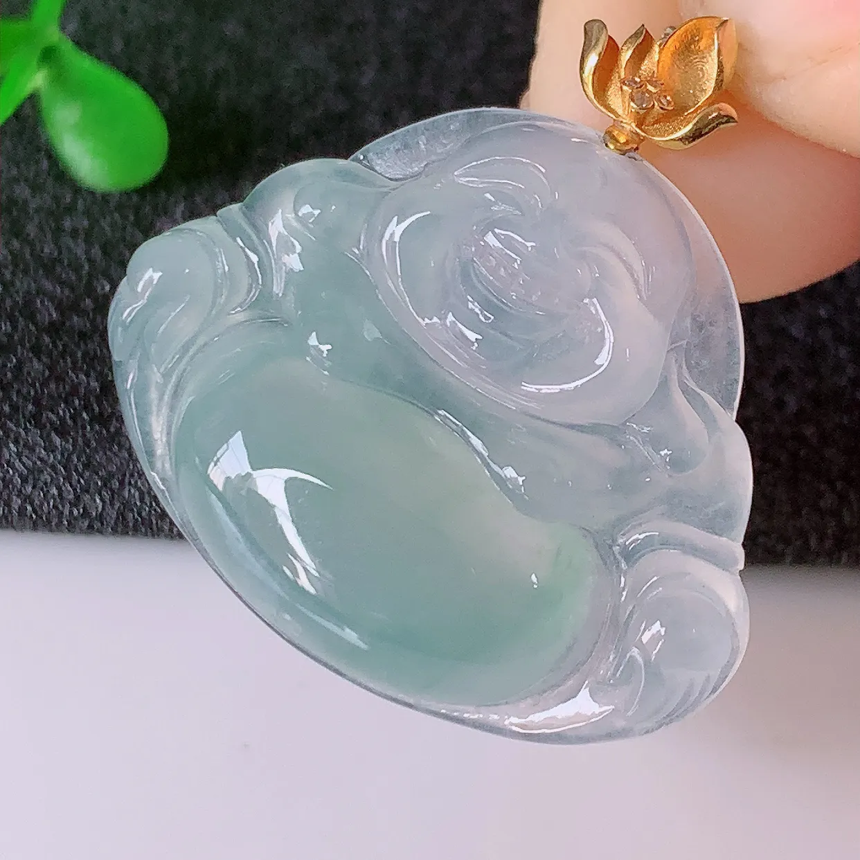 自然光实拍，18K金镶嵌冰种翡翠佛公吊坠，冰透饱满， 佛公亦保平安，寓意有福（佛公）相伴，品相佳，配戴优雅迷人！#1.18整体27.8裸石27*22*5.5