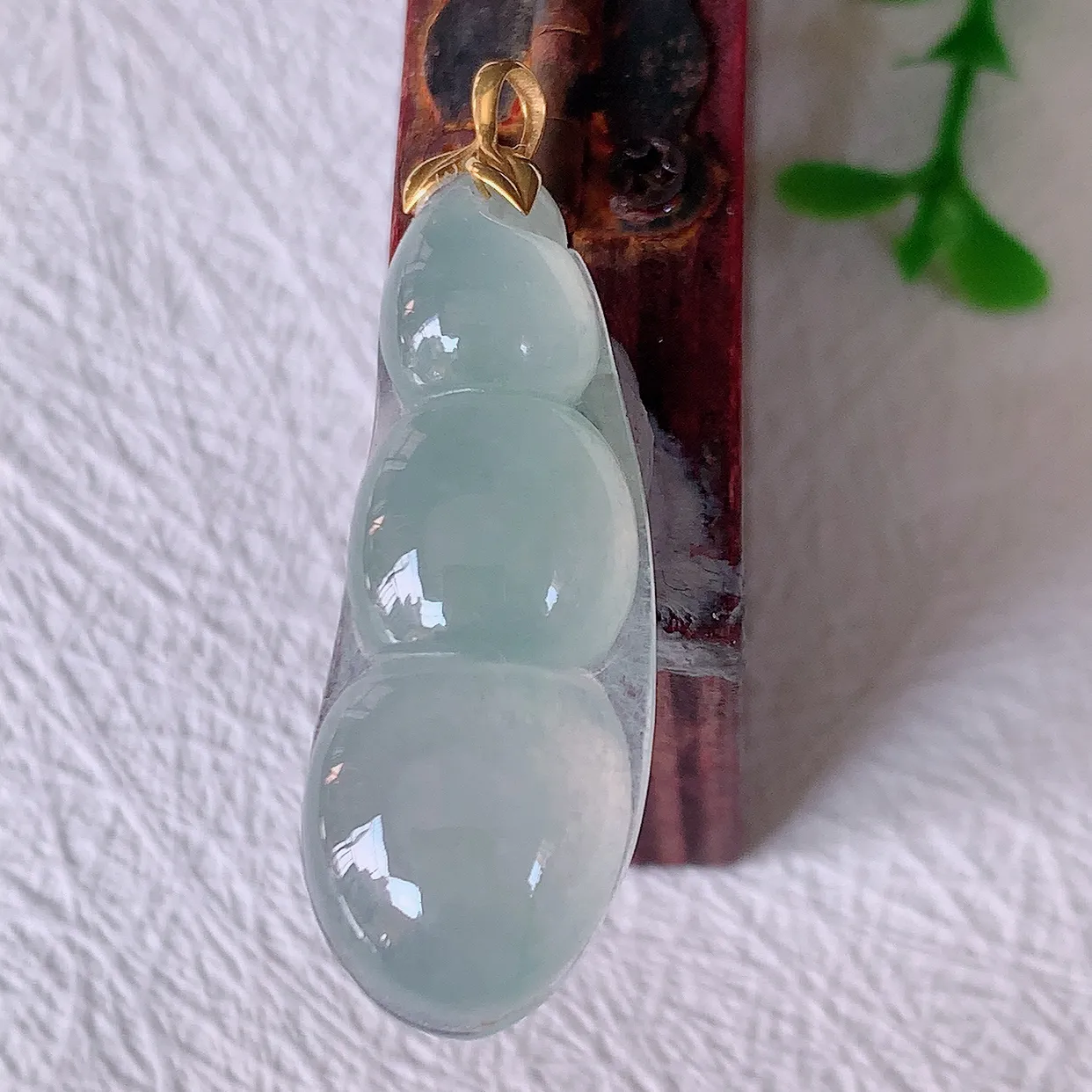 18K金镶嵌冰种翡翠四季豆吊坠，平安豆福豆玉坠，冰润通透，豆粒饱满，寓意：豆蔻年华！#12.18整体