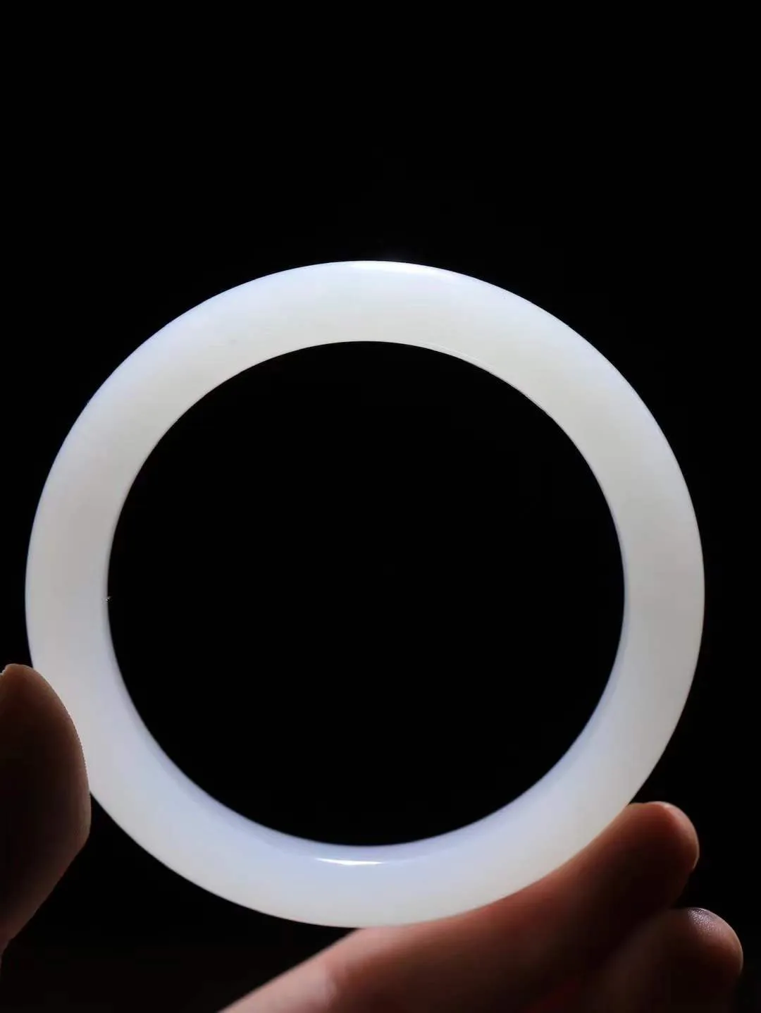 【情有独钟.手镯】

精品和田玉白玉手镯 玉质温润细腻 油性十足 手感舒适，高华雅逸，线条流畅，简约大气，美自天成，素雅高贵。佩戴于腕间，婉约之美，举手投足间透出那低调奢华。重60克 内径60mm 尺寸12.4-9.1mm   FDA-791251951