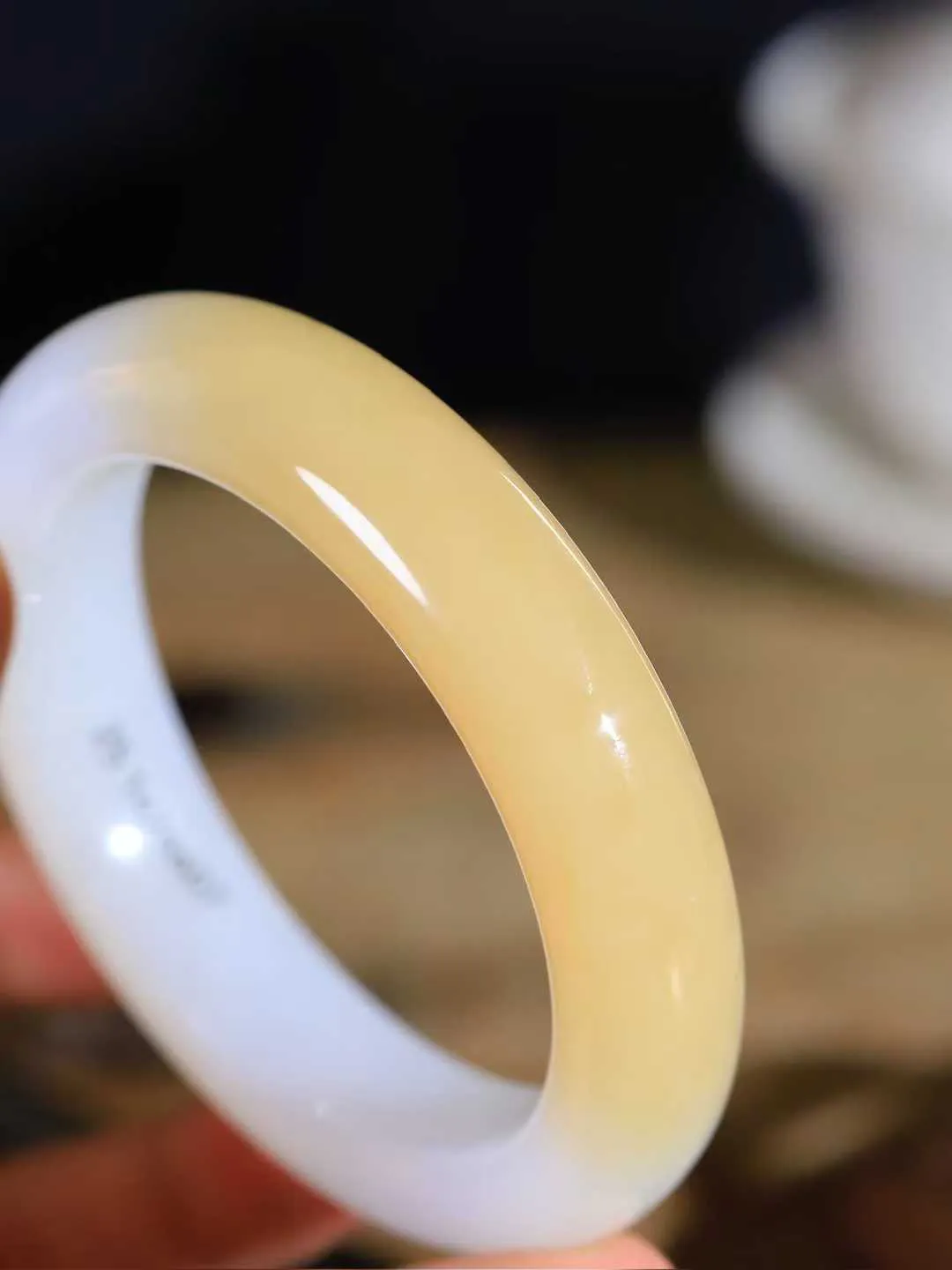 【柔情素语·手镯】

精品和田玉糖白玉手镯，玉质细腻温润，手感舒适，️线条流畅，简约大气，美自天成，佩戴于腕间，婉约之美，举手投足间透出那份低调奢华，醉人心扉。重96.7克 内径圈口60.5mm  尺寸15.6-11.2mm   FDA-551241900