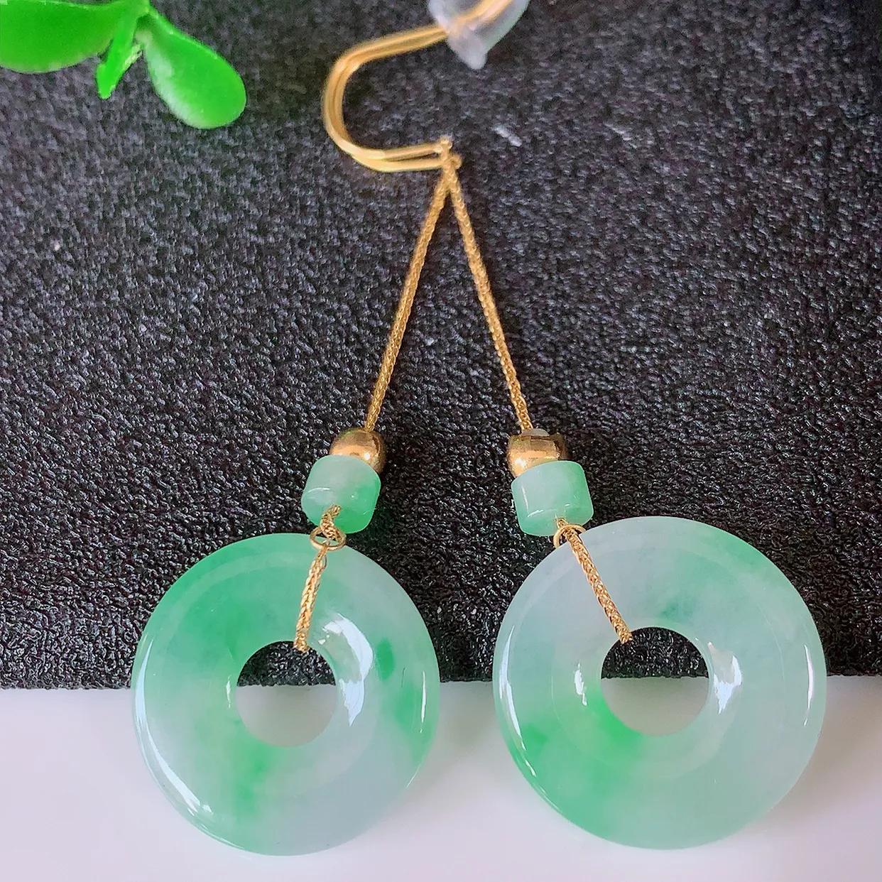 18k金镶嵌冰种飘绿翡翠平安扣耳坠，沁人心脾，耳坠佩戴效果大气出众，尽显气质。种水好，胶感足，颜相当漂亮，高性价比，值得入手品鉴！#41.18整体49.5裸石16*2.8