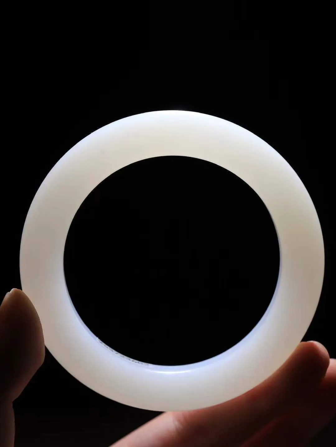 【婉约佳人.手镯】

收藏级臻品️和田玉白玉手镯 玉质温润细腻 油性十足 手感舒适，高华雅逸，线条流畅，简约大气，美自天成，素雅高贵。佩戴于腕间，婉约之美，举手投足间透出那份低调奢华。重85.2克 内径60.5mm  尺寸12.5-12.2mm   FDA-781201933