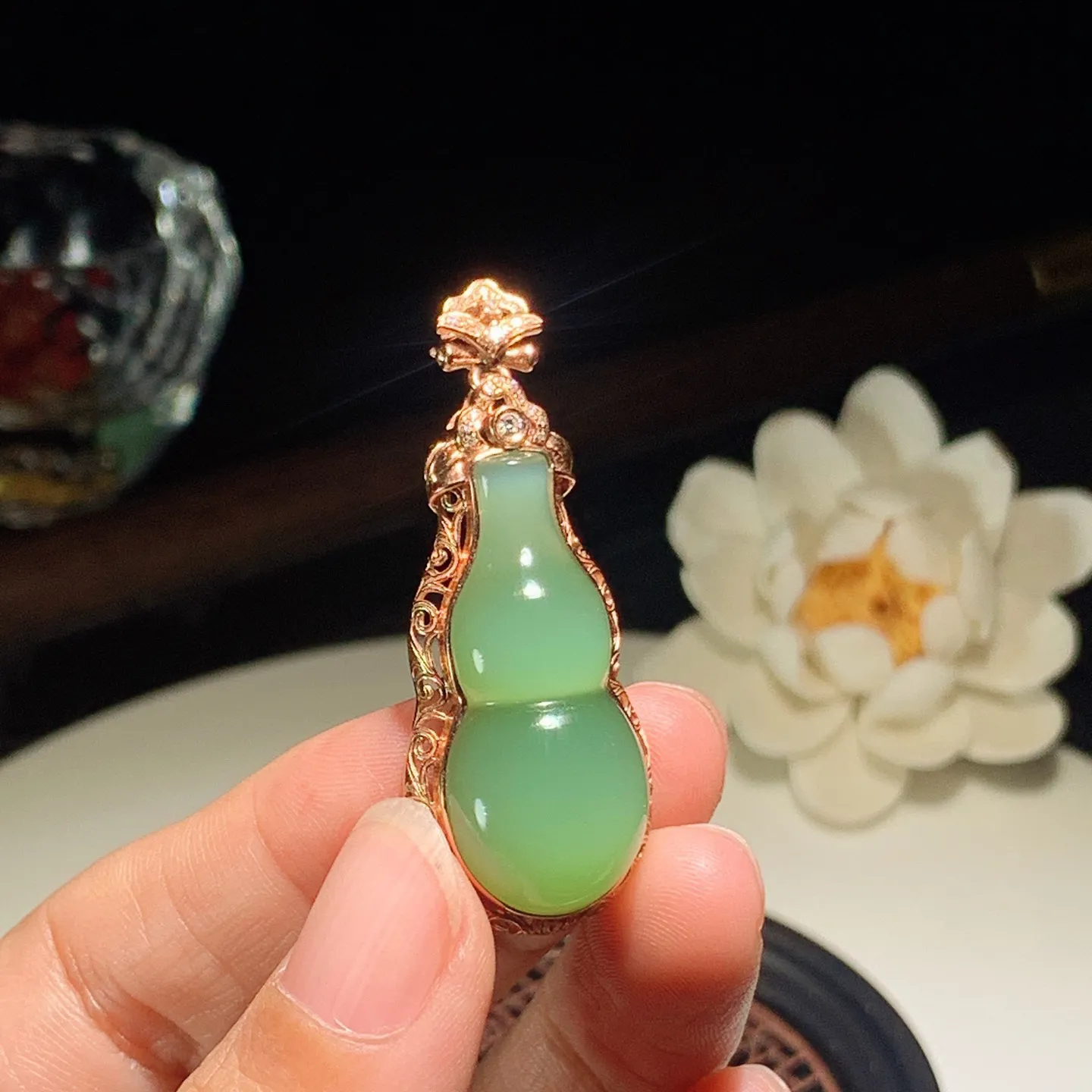 和田玉阳绿猫眼18k金俄罗斯碧玉福禄葫芦挂件。尺寸32/15/10重7.5克。玉质细腻油润。手推出油。佩戴高端典雅。lt251220