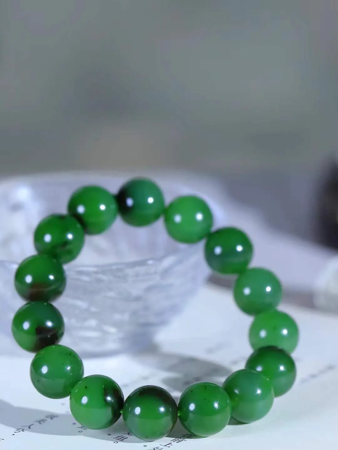 【珠圆玉润.手串】

精品和田玉碧玉珠圆玉润手串 玉质温润细腻  整串打磨圆润，佩戴舒适。珠珠落玉盘，间关莺语花底滑，一生美好时光，无论身在何处，都有它相伴相守。事事顺遂，幸福美满，吉祥如意。重67克 尺寸取一14.1mm  FDA-221252033