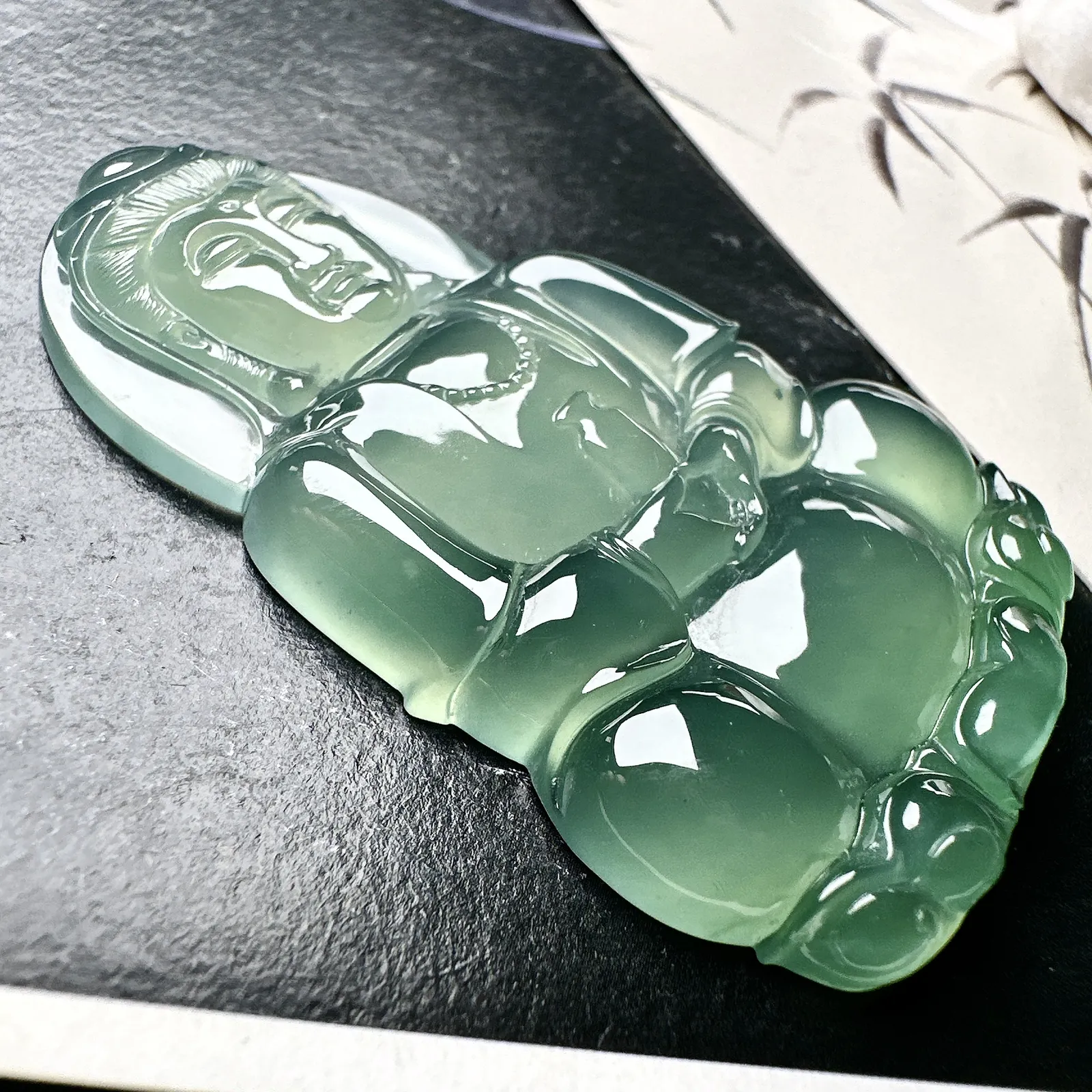 【冰种晴底正装观音】质地细腻，通透度上佳，冰感十足，适合佩戴，收藏品质