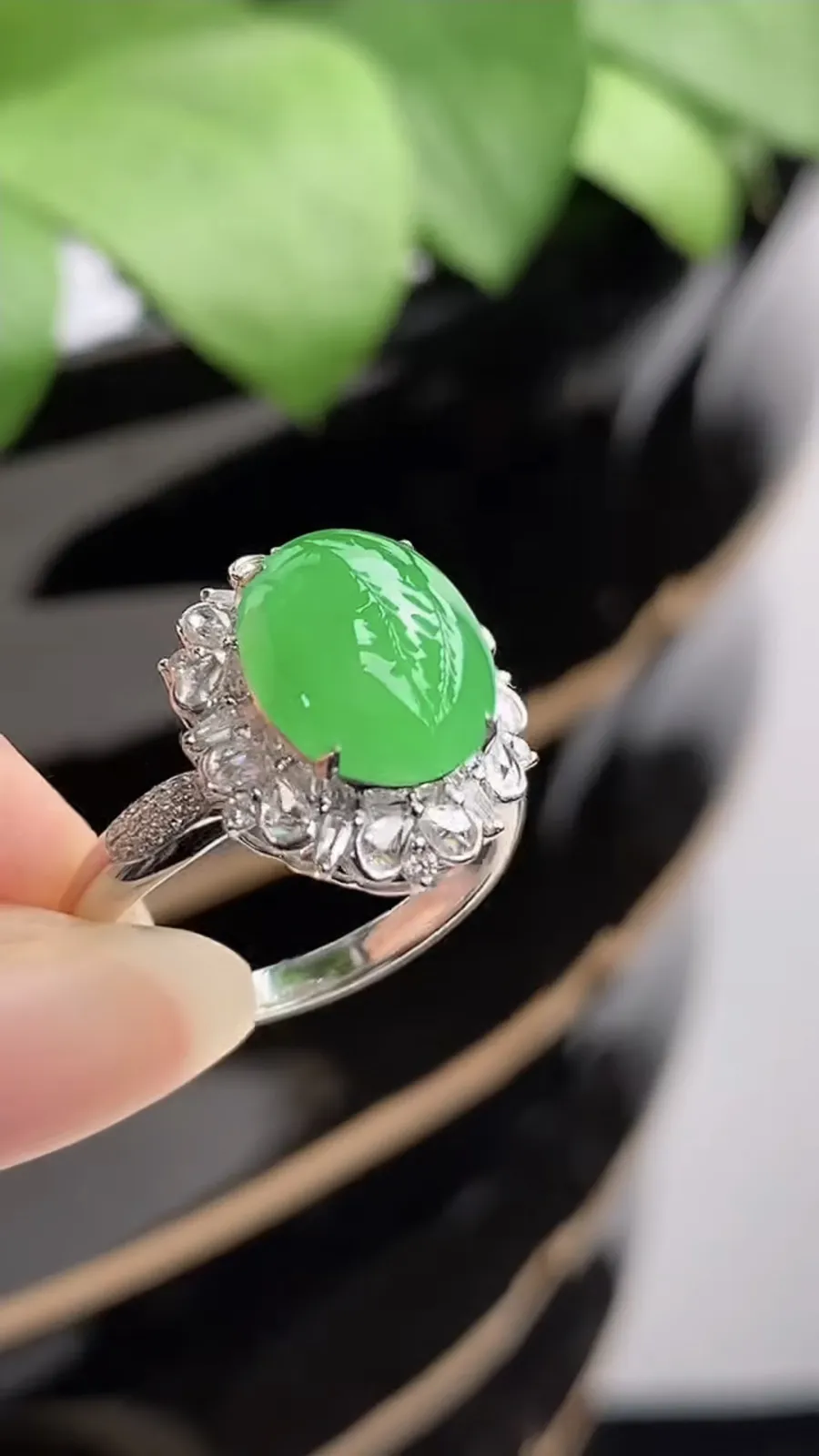 a货翡翠冰种18K金伴钻镶嵌阳绿蛋面戒指 圈口17.8裸石尺寸11.2×9mm 重量3.92g 1217