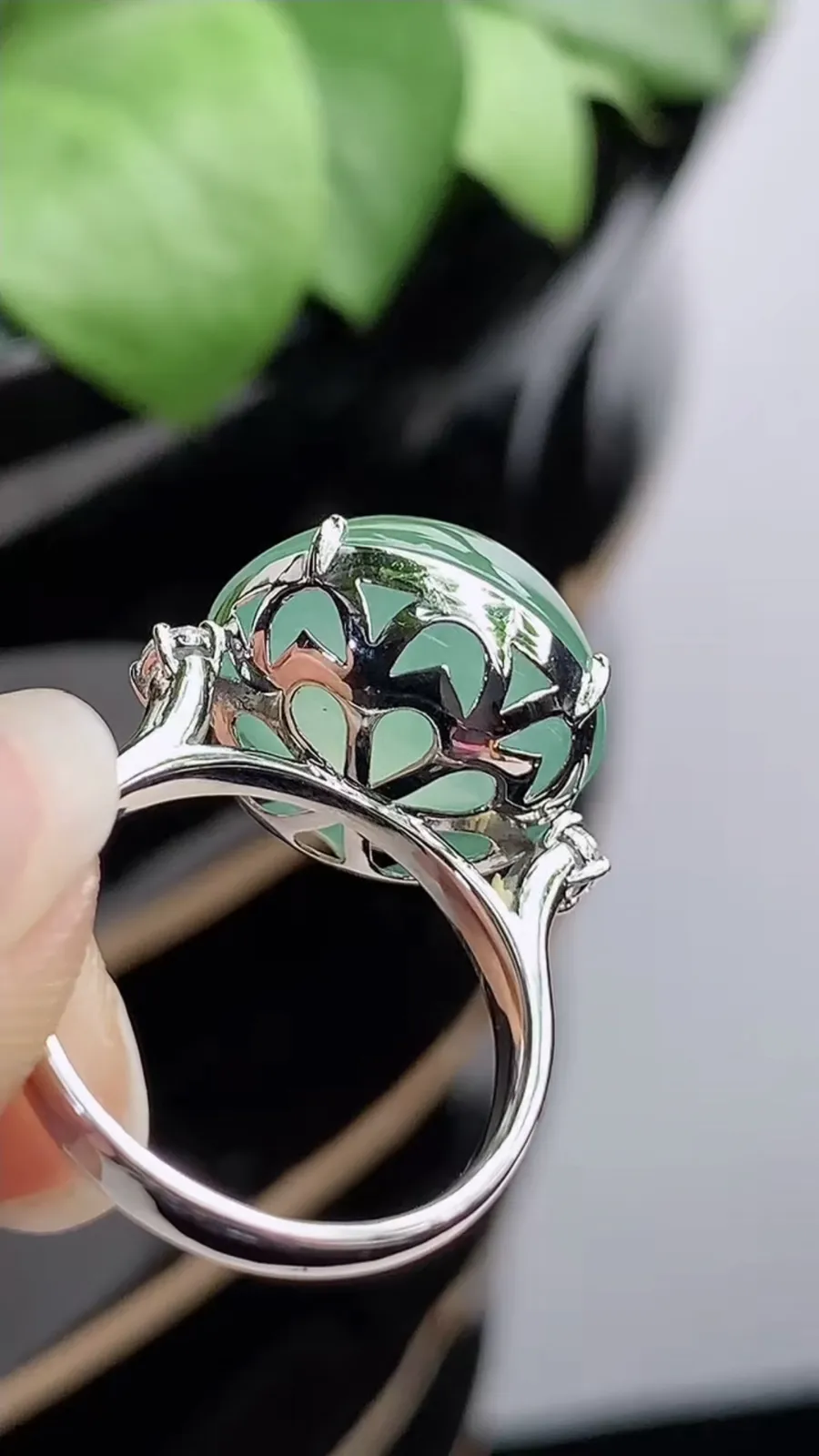 a货翡翠冰种18K金伴钻镶嵌甜绿蛋面戒指 圈口18裸石尺寸16mm 重量7.15g 1216