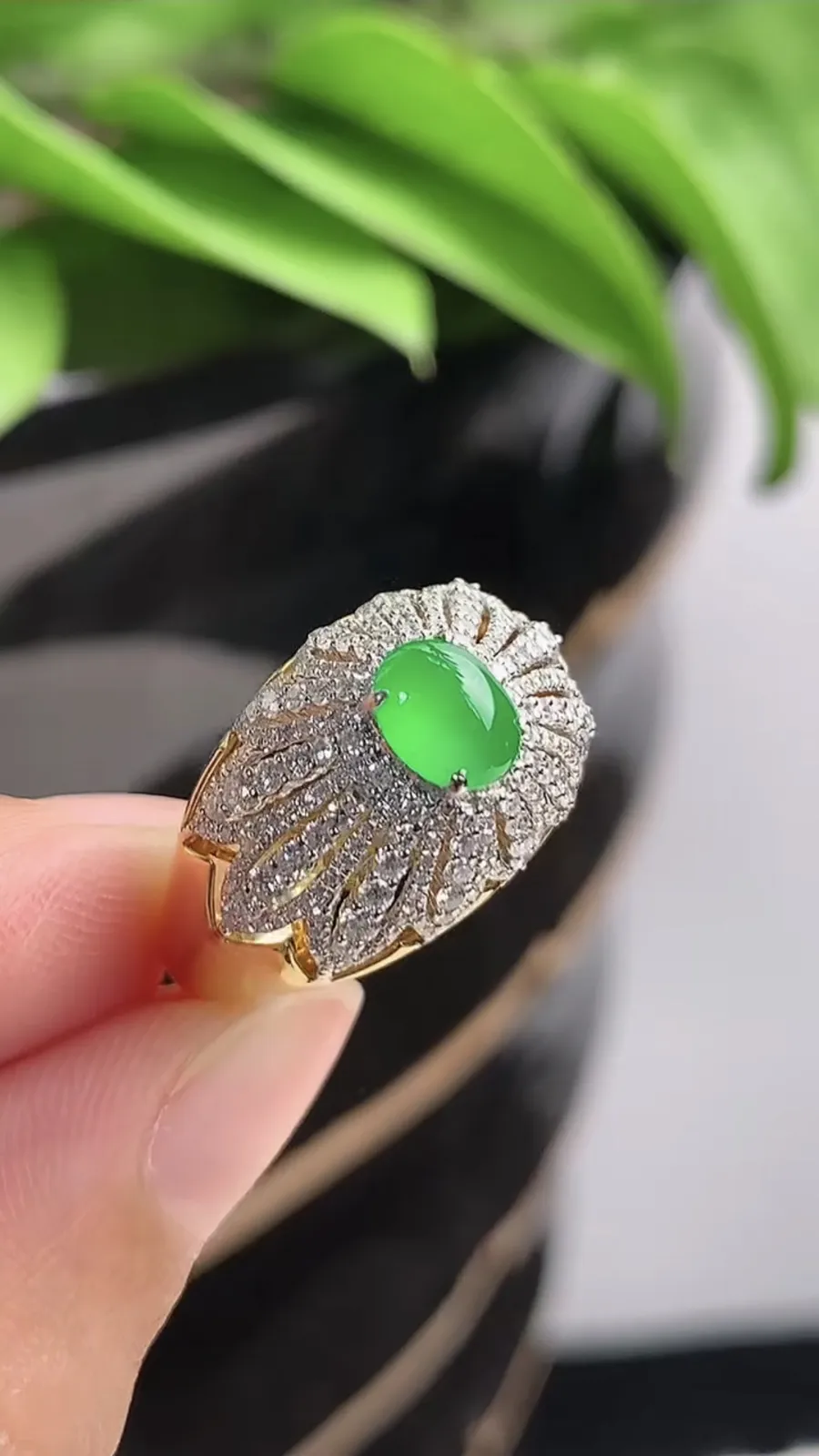 a货翡翠老坑冰种18K金伴钻镶嵌阳绿蛋面戒指 圈口17.5裸石尺寸6×4.8mm 重量4.54g 1215