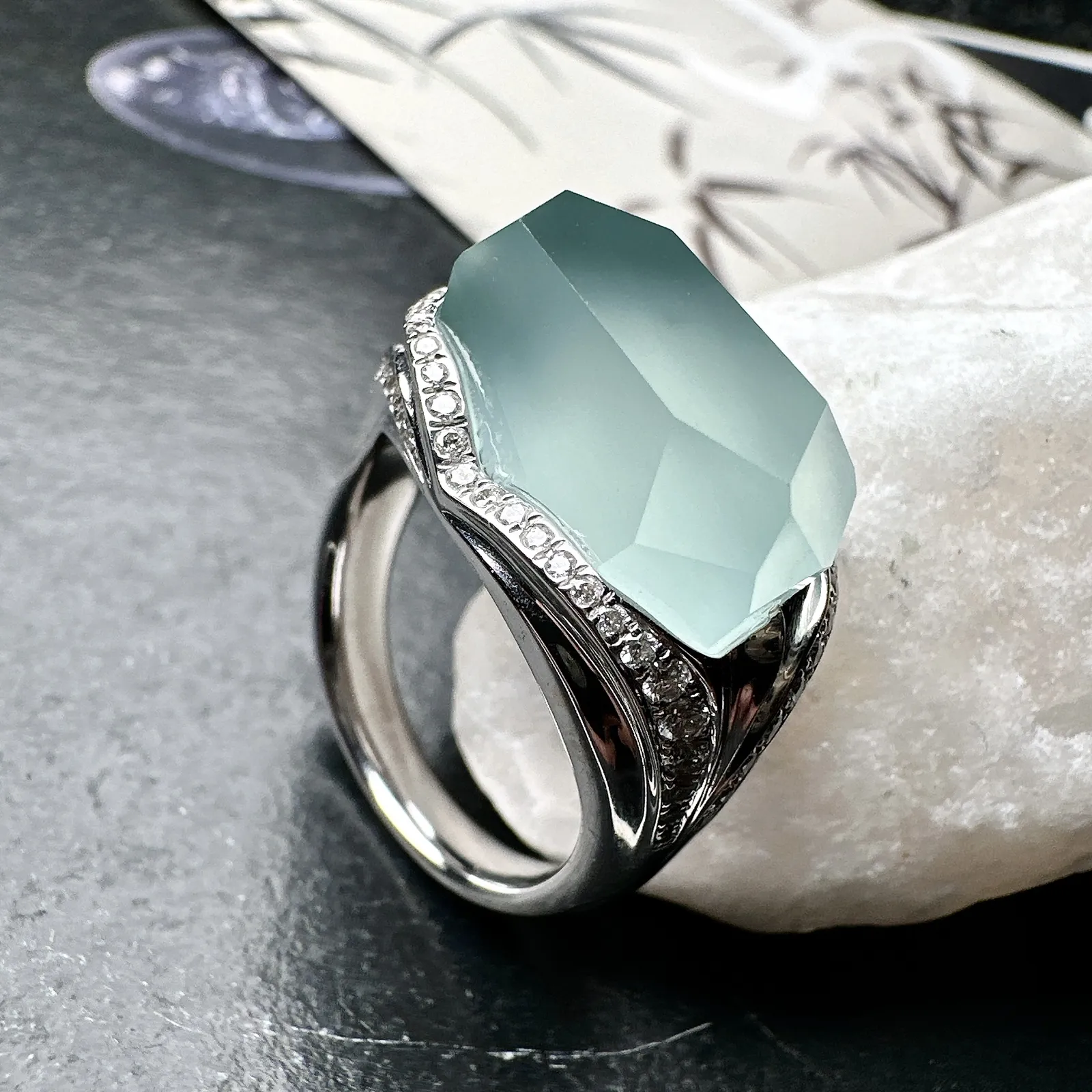 【冰种天空蓝随形戒指】质地非常细腻干净，冰润十足，种老冰透，收藏品质。18k金钻镶嵌，裸石尺寸18*11.29.3毫米