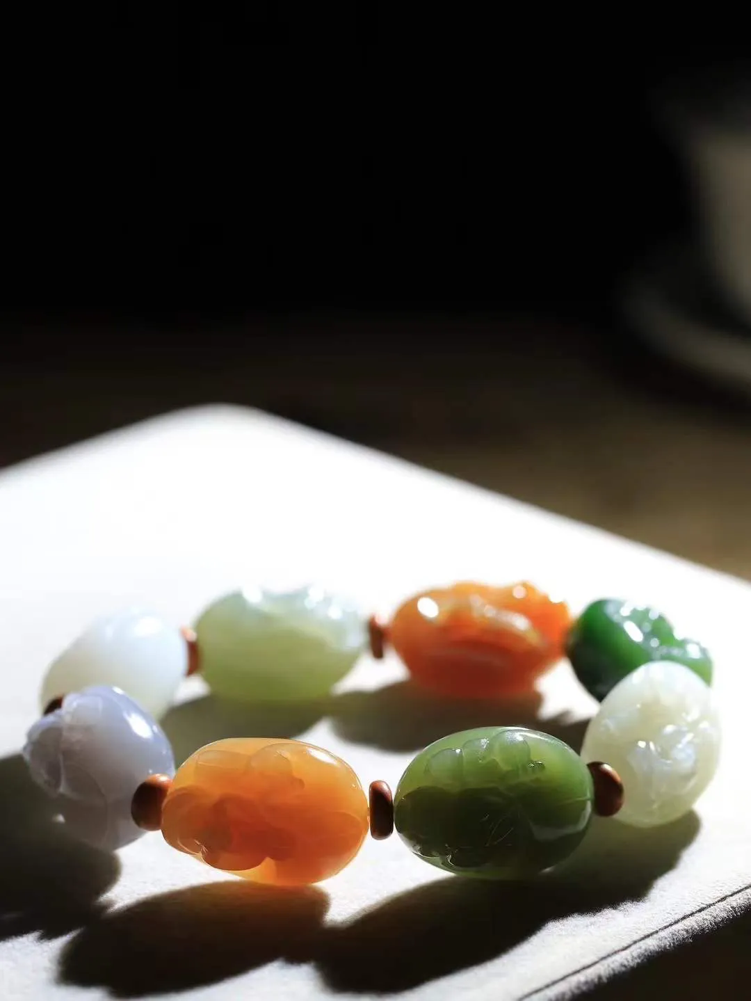 【八仙过海.手串】

精品和田玉多宝八仙手串，毛孔清晰、料子油润十足，手感上佳，精工雕琢八仙，形态各异，神韵生动，呼之欲出，各有特色，人物须发毕现。八仙得道而成，扶危济困，可保平安。八个不同身份地位的人为除恶扬善而走道一起，一直被人们津津乐道。随身佩戴定能消灾保平安，万事皆如意。尺寸取一27-20.7-17.6mm 重109克    FDL-791272063