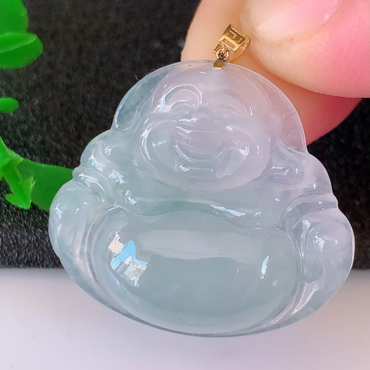 18k金镶嵌冰种翡翠佛公吊坠，款式新颖，佩戴效果时尚出众，尽显气质，水润精细， 美感十足。#49.16