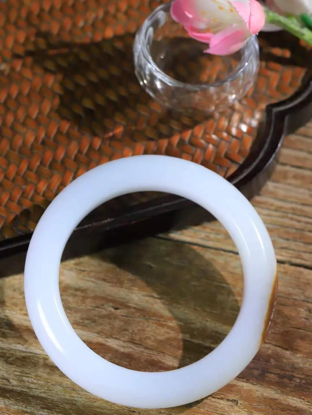 【暖玉生香·手镯】

典藏级和田玉糖白玉手镯，质地油润细腻，色泽高贵典雅，镯型古朴典雅。在诗情画意的雨巷相遇，你是我腕间的一抹风情，有你眸有深情，清风荡漾湖间静水，我愿俯身低眉，在烟波涟漪处，寻你深情倩影。内径55.5mm尺寸13.7-10mm重71.5克  691202058A