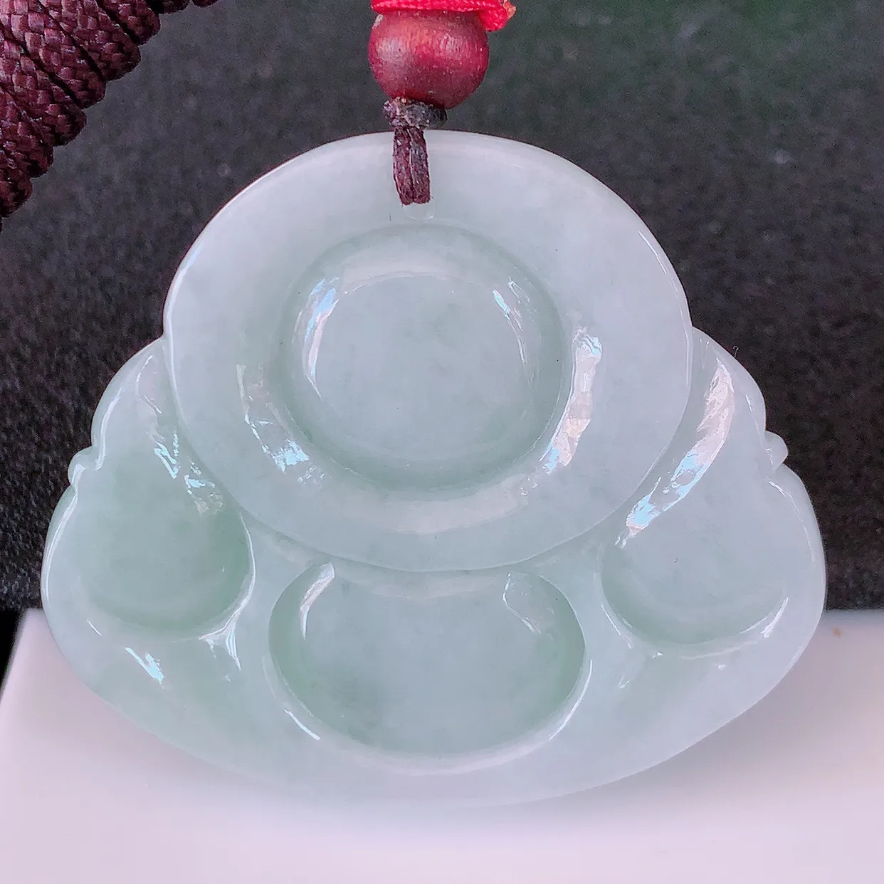 自然光实拍，大件厚装冰润飘阳绿翡翠佛公吊坠，开心笑佛，种老水足，颜色漂亮，立体饱满圆润， 佩戴效果赞#46.16