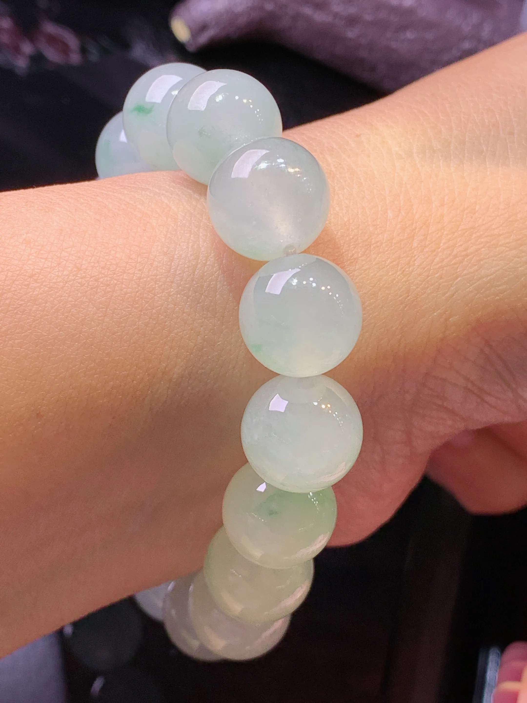 冰种飘绿圆珠手链 玉质细腻 色泽清新艳丽 整体尺寸12.6