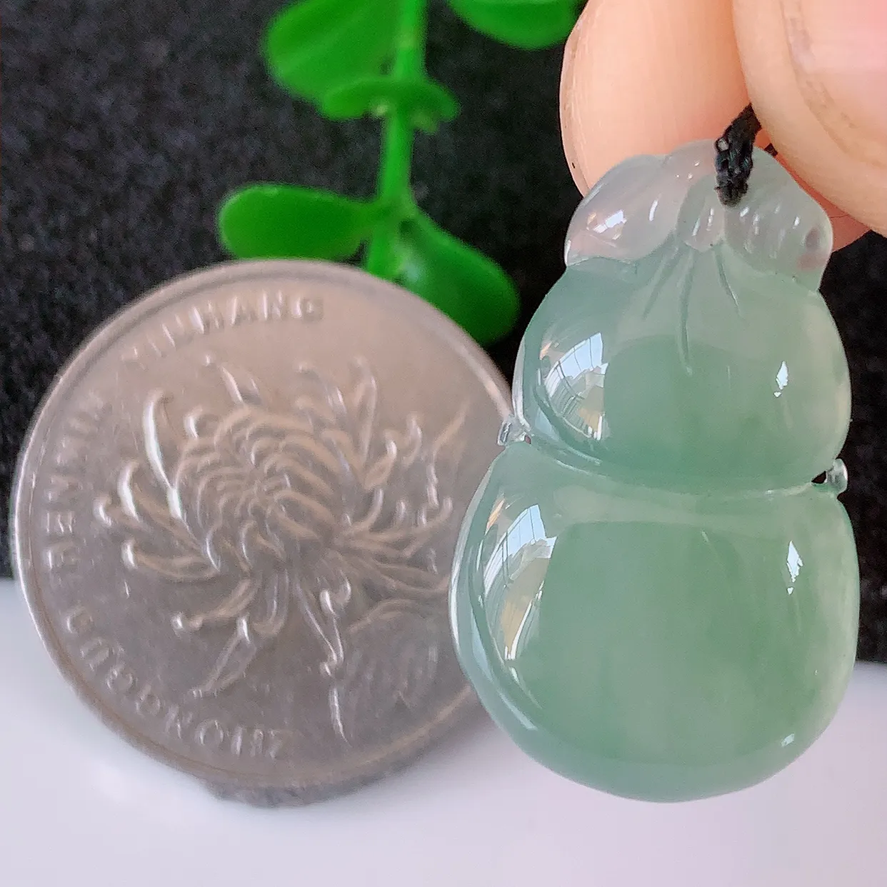 自然光实拍，冰种翡翠葫芦吊坠，葫芦寓意福禄双全，财源滚滚，饱满，清新脱俗，佩戴效果优雅迷人！#57.18