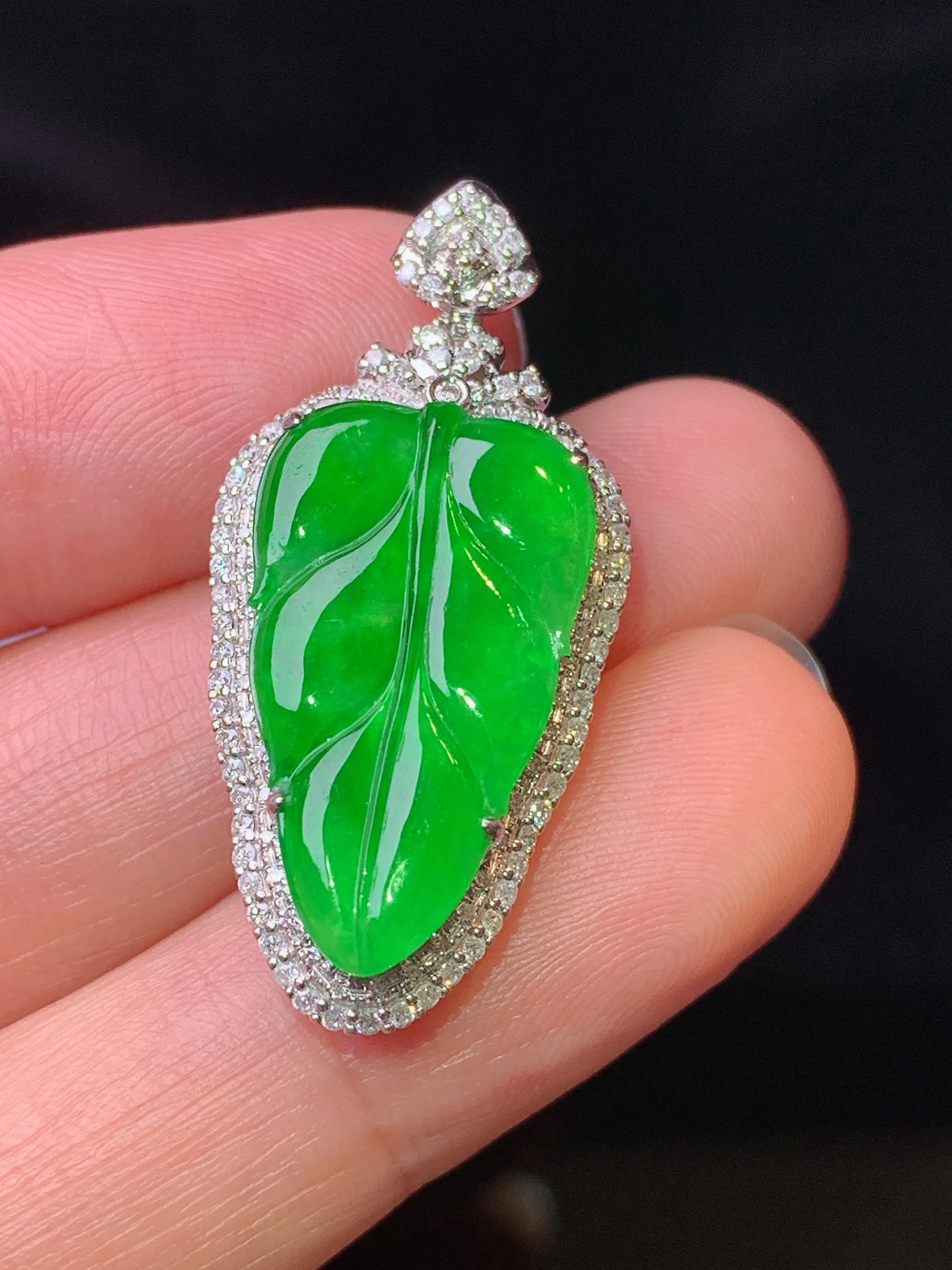 18k金钻镶嵌满绿树叶吊坠 玉质细腻 色泽清新艳丽 整体尺寸33.2*16*7