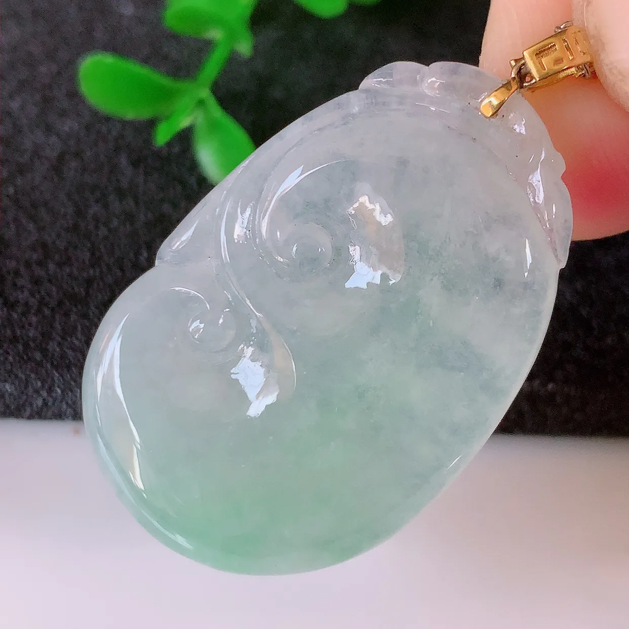 18k金镶嵌冰种飘绿翡翠如意吊坠，款式新颖时尚，日常百搭的款。清秀高雅，佩戴优雅高贵！#41.18整体39裸石34.5*22.5*5